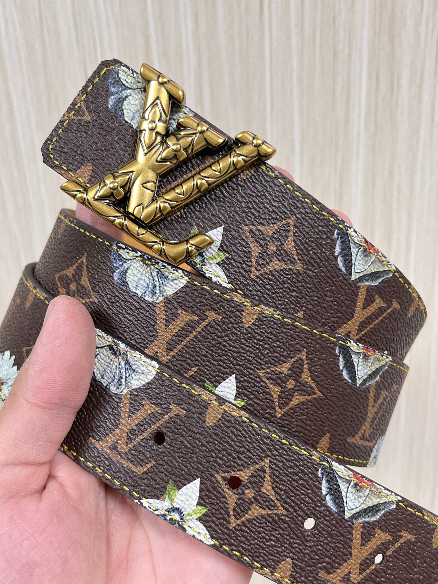 当季新款，LV Initiales Monogram Flower系列40毫米可翻转腰带重新诠释了经典的
