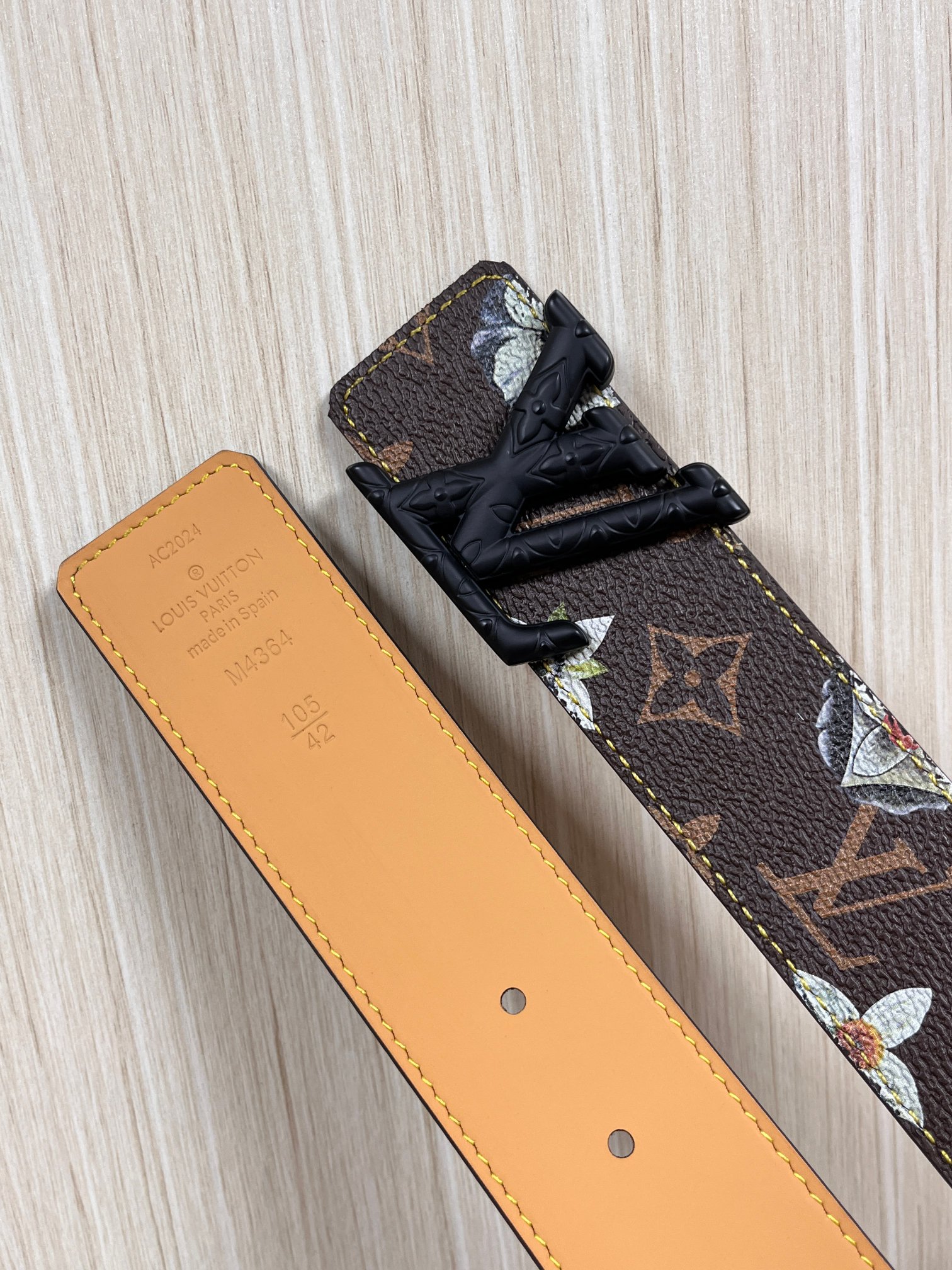 当季新款，LV Initiales Monogram Flower系列40毫米可翻转腰带重新诠释了经典的