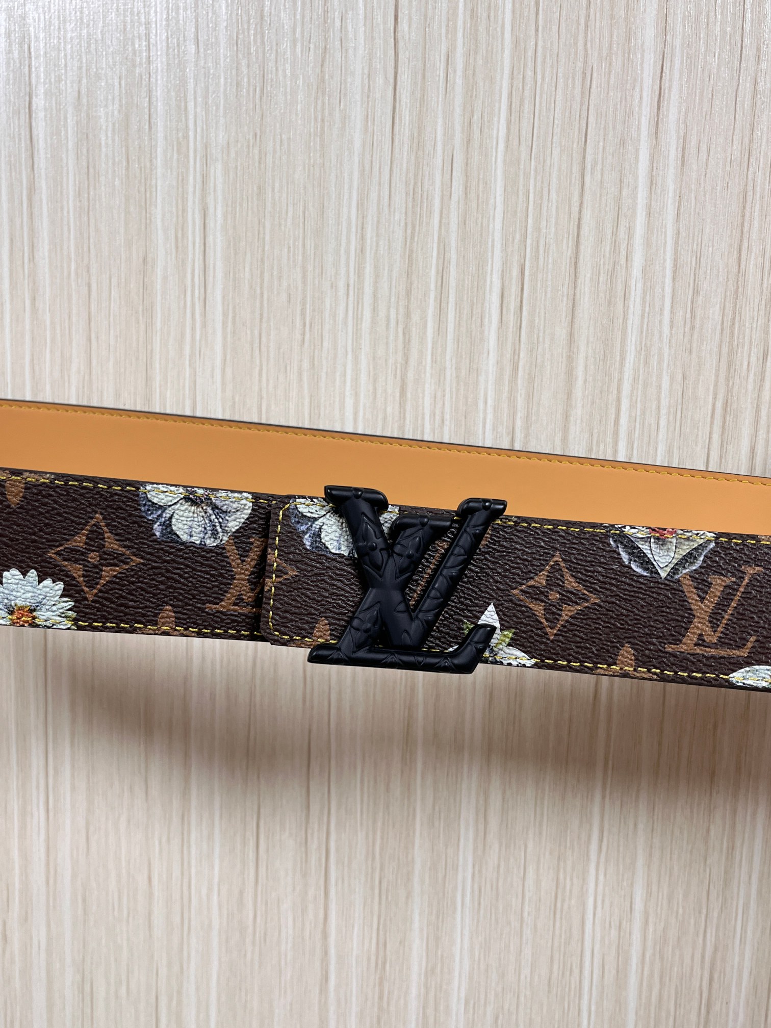 当季新款，LV Initiales Monogram Flower系列40毫米可翻转腰带重新诠释了经典的