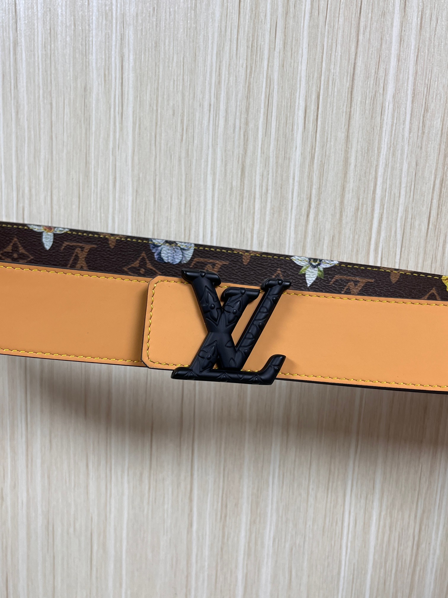 当季新款，LV Initiales Monogram Flower系列40毫米可翻转腰带重新诠释了经典的