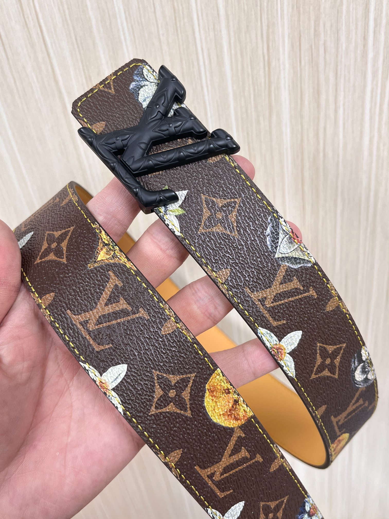当季新款，LV Initiales Monogram Flower系列40毫米可翻转腰带重新诠释了经典的