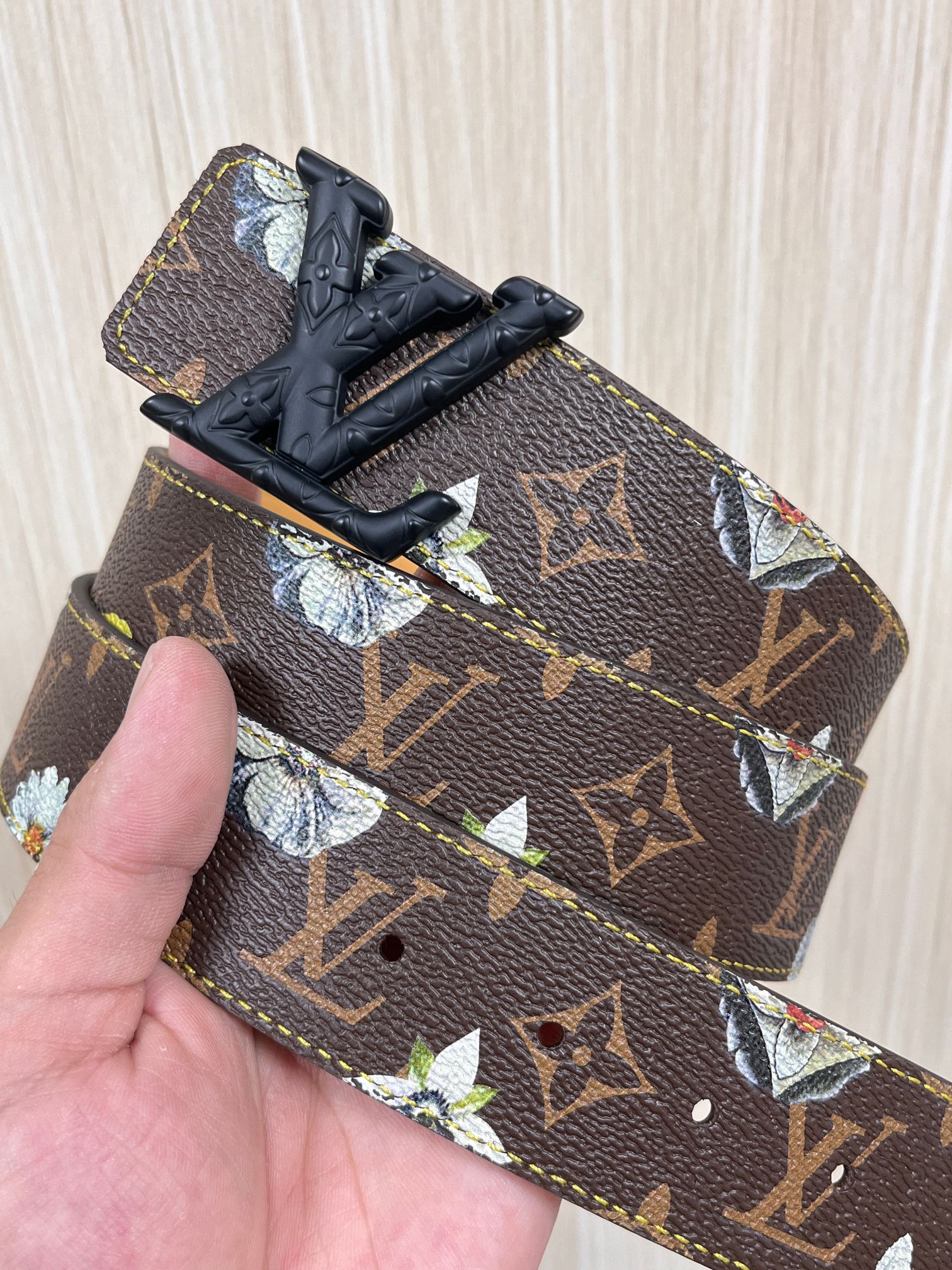 当季新款，LV Initiales Monogram Flower系列40毫米可翻转腰带重新诠释了经典的