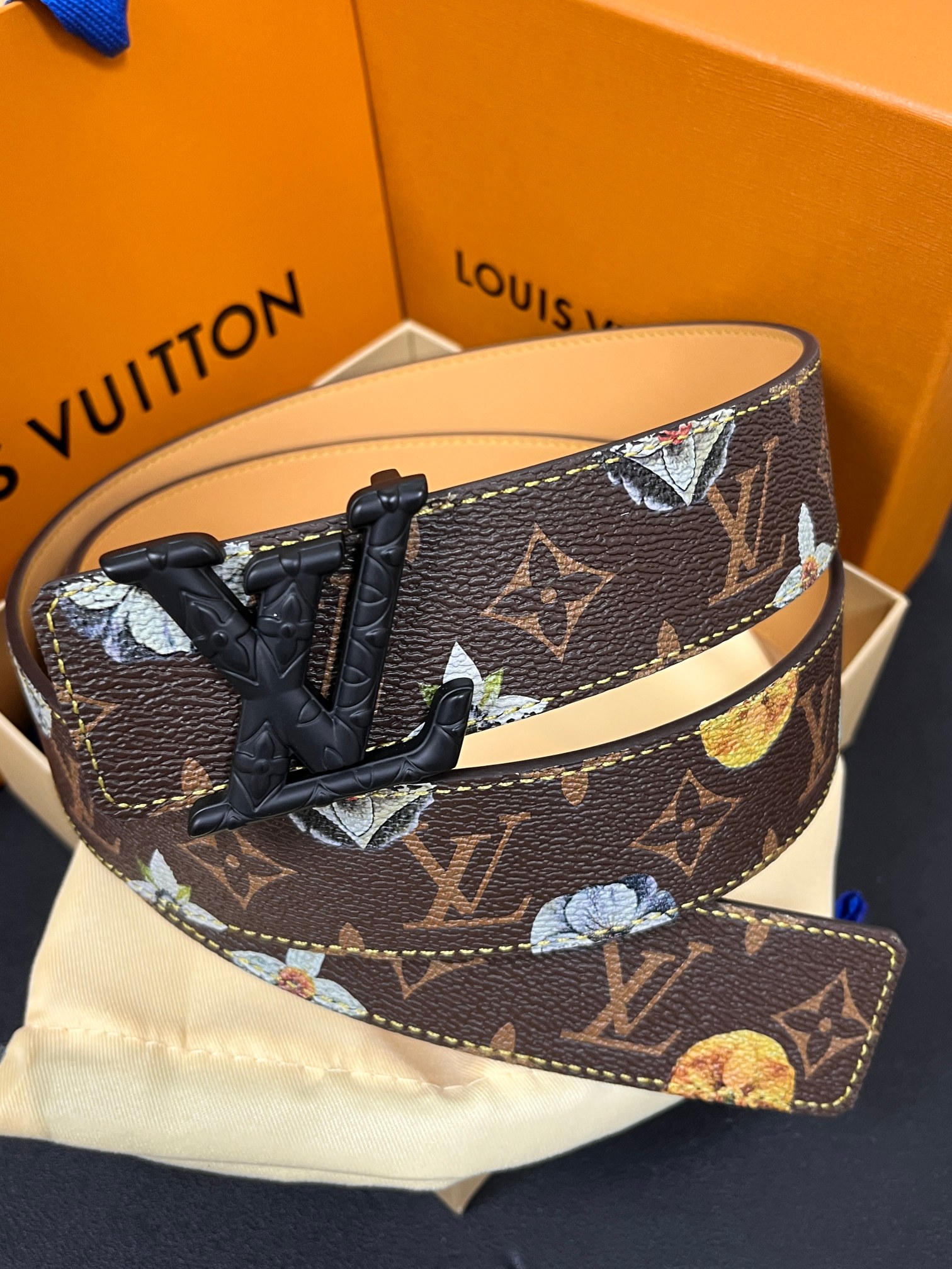 当季新款，LV Initiales Monogram Flower系列40毫米可翻转腰带重新诠释了经典的