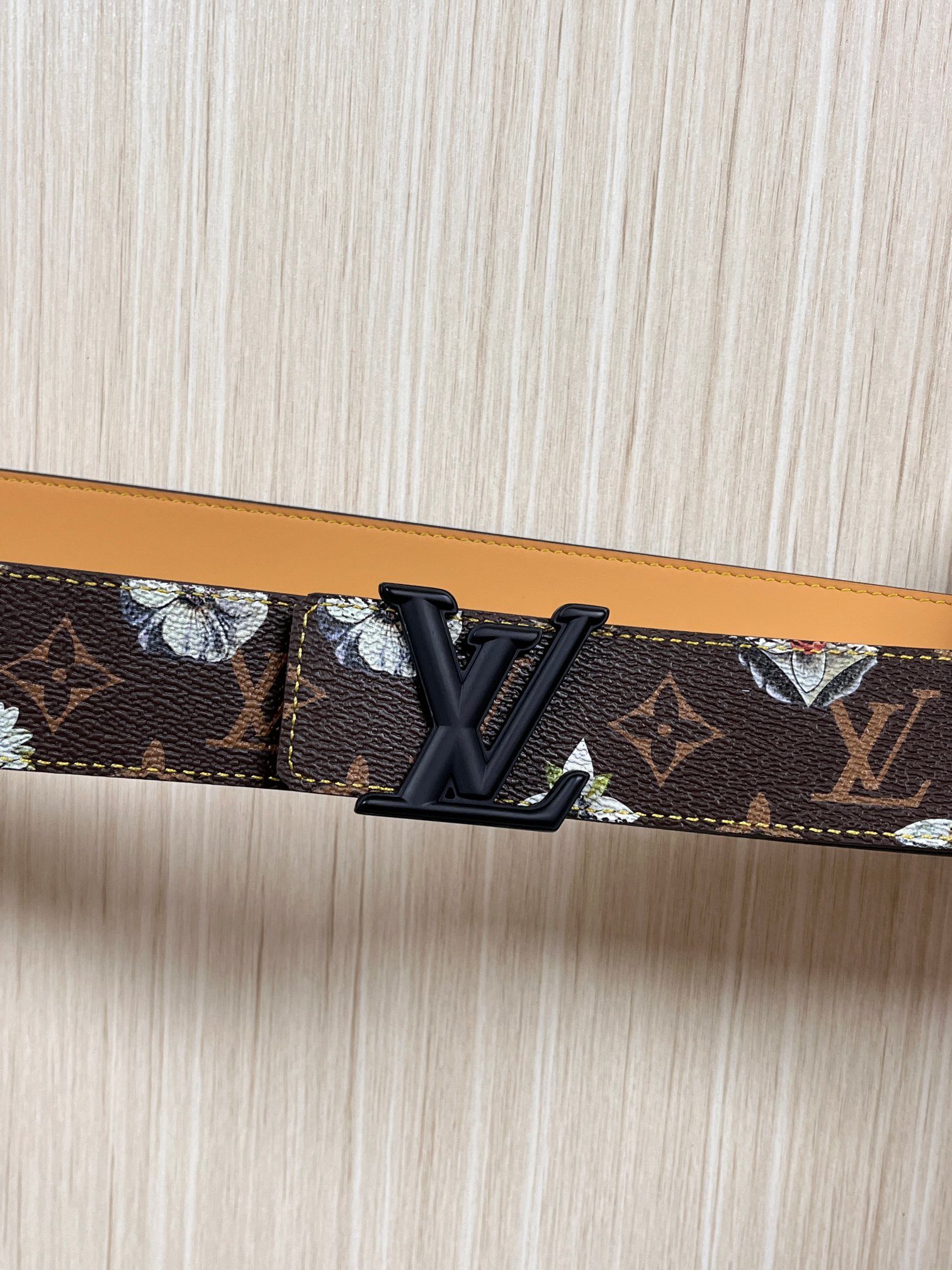 当季新款，LV Initiales Monogram Flower系列40毫米可翻转腰带重新诠释了经典的