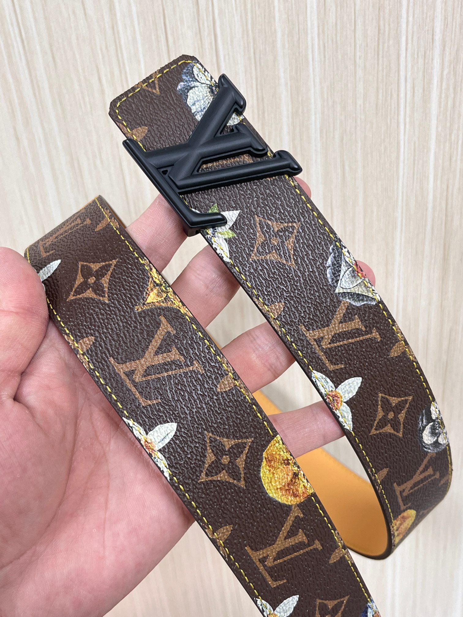 当季新款，LV Initiales Monogram Flower系列40毫米可翻转腰带重新诠释了经典的