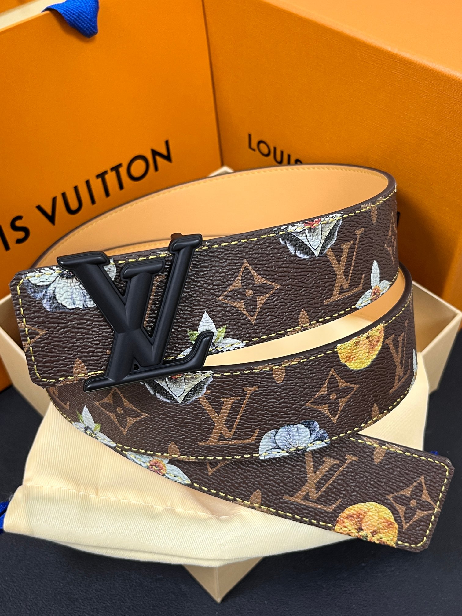 当季新款，LV Initiales Monogram Flower系列40毫米可翻转腰带重新诠释了经典的