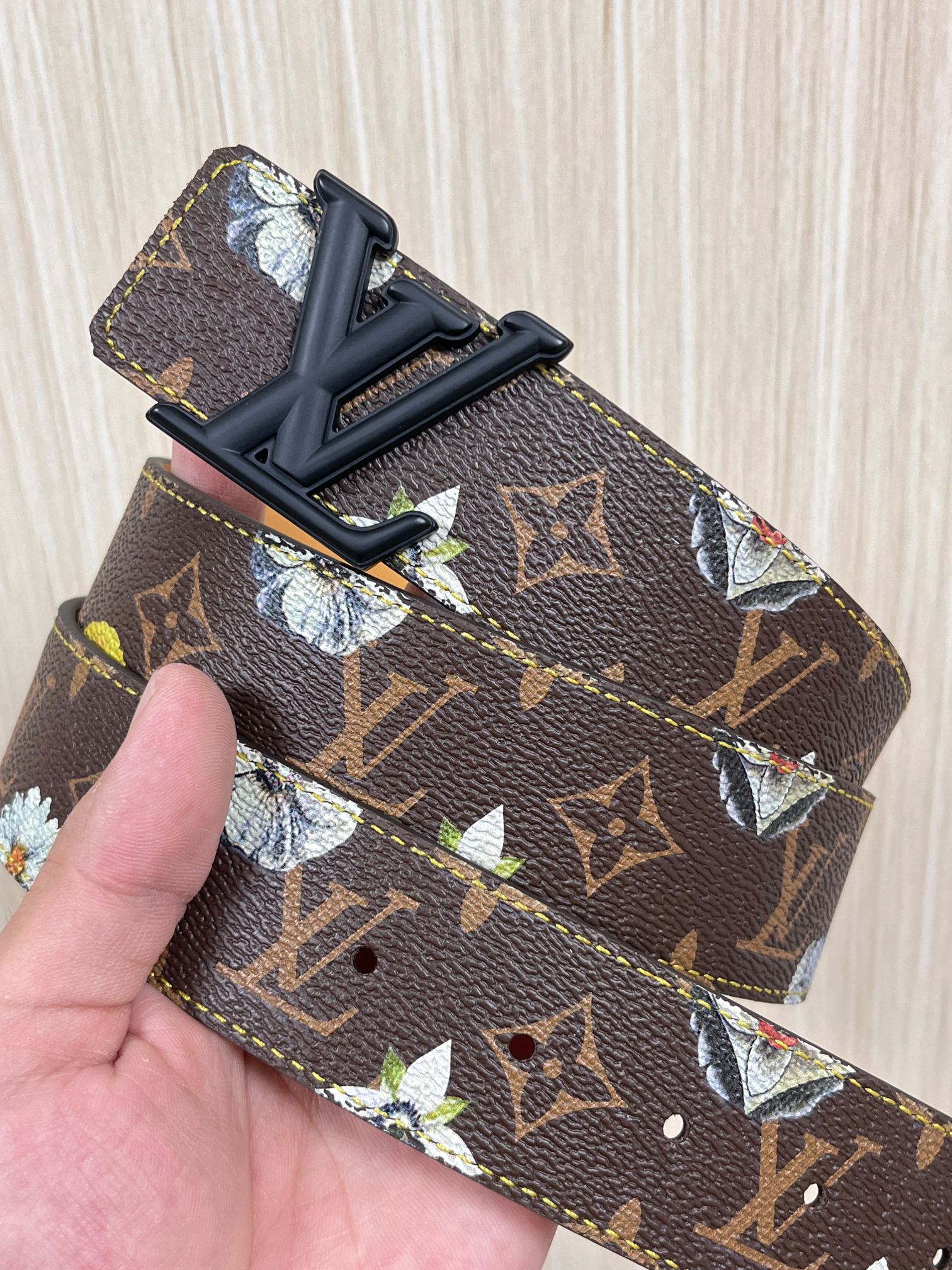 当季新款，LV Initiales Monogram Flower系列40毫米可翻转腰带重新诠释了经典的