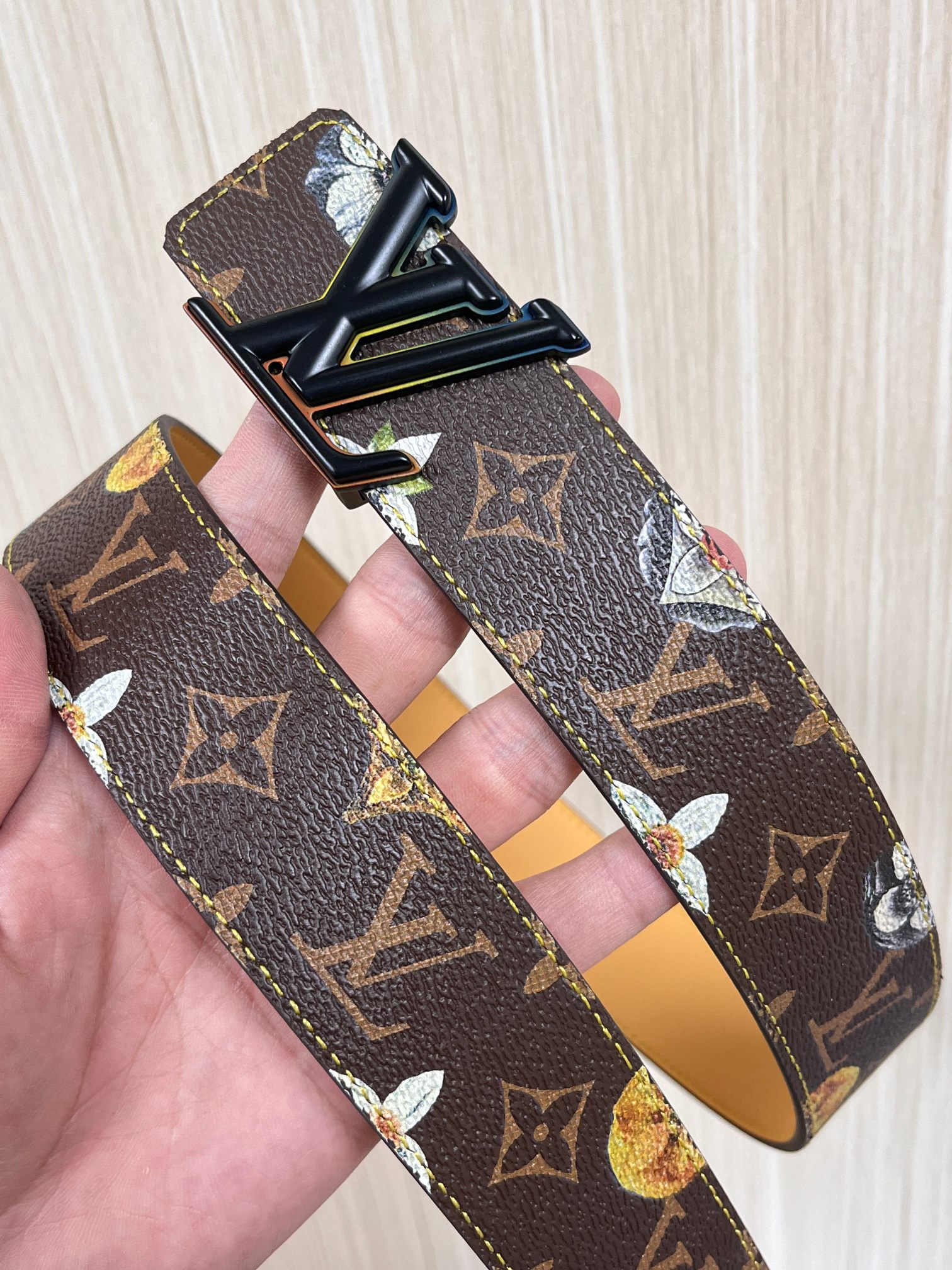当季新款，LV Initiales Monogram Flower系列40毫米可翻转腰带重新诠释了经典的