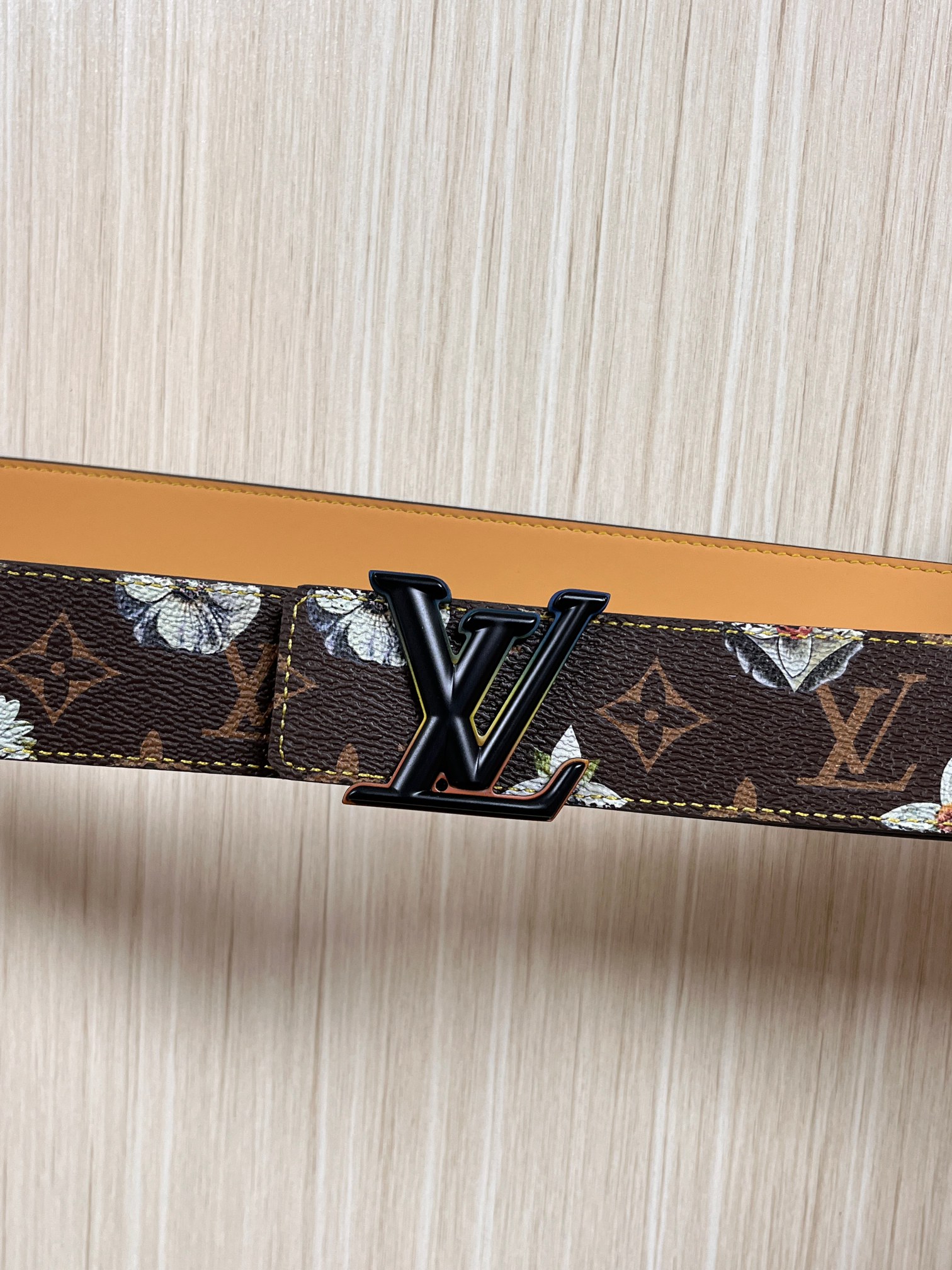 当季新款，LV Initiales Monogram Flower系列40毫米可翻转腰带重新诠释了经典的