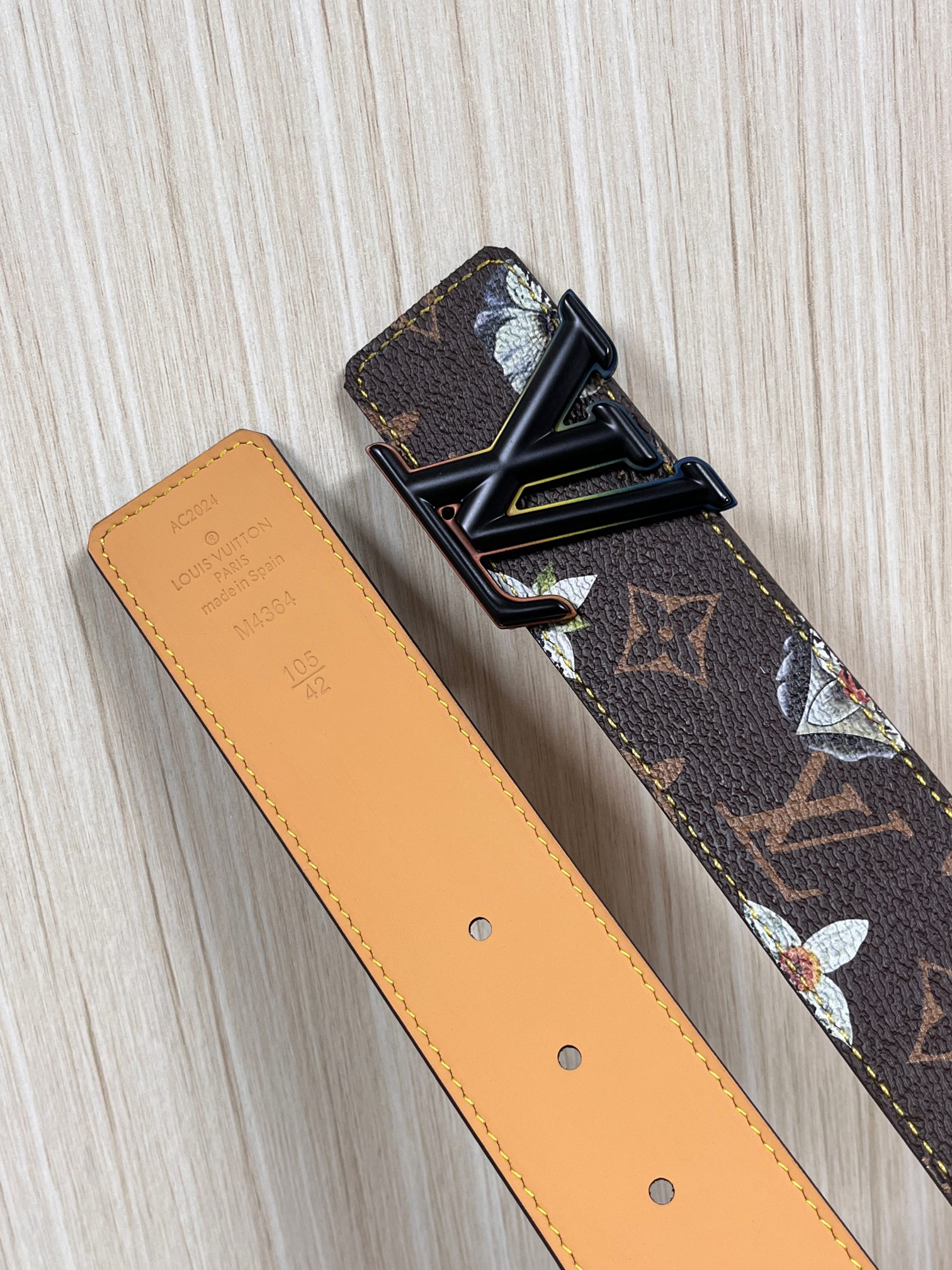 当季新款，LV Initiales Monogram Flower系列40毫米可翻转腰带重新诠释了经典的