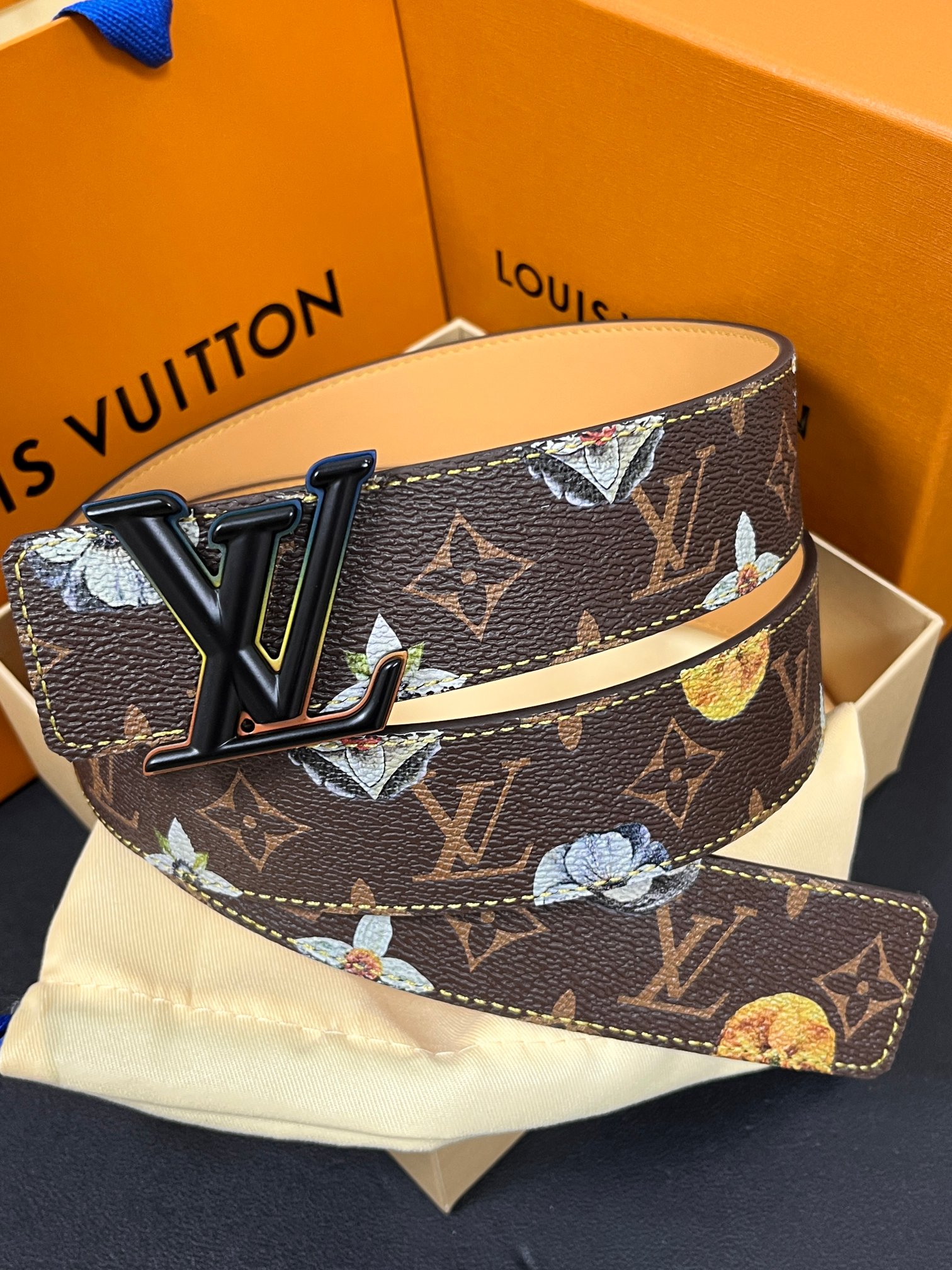 当季新款，LV Initiales Monogram Flower系列40毫米可翻转腰带重新诠释了经典的