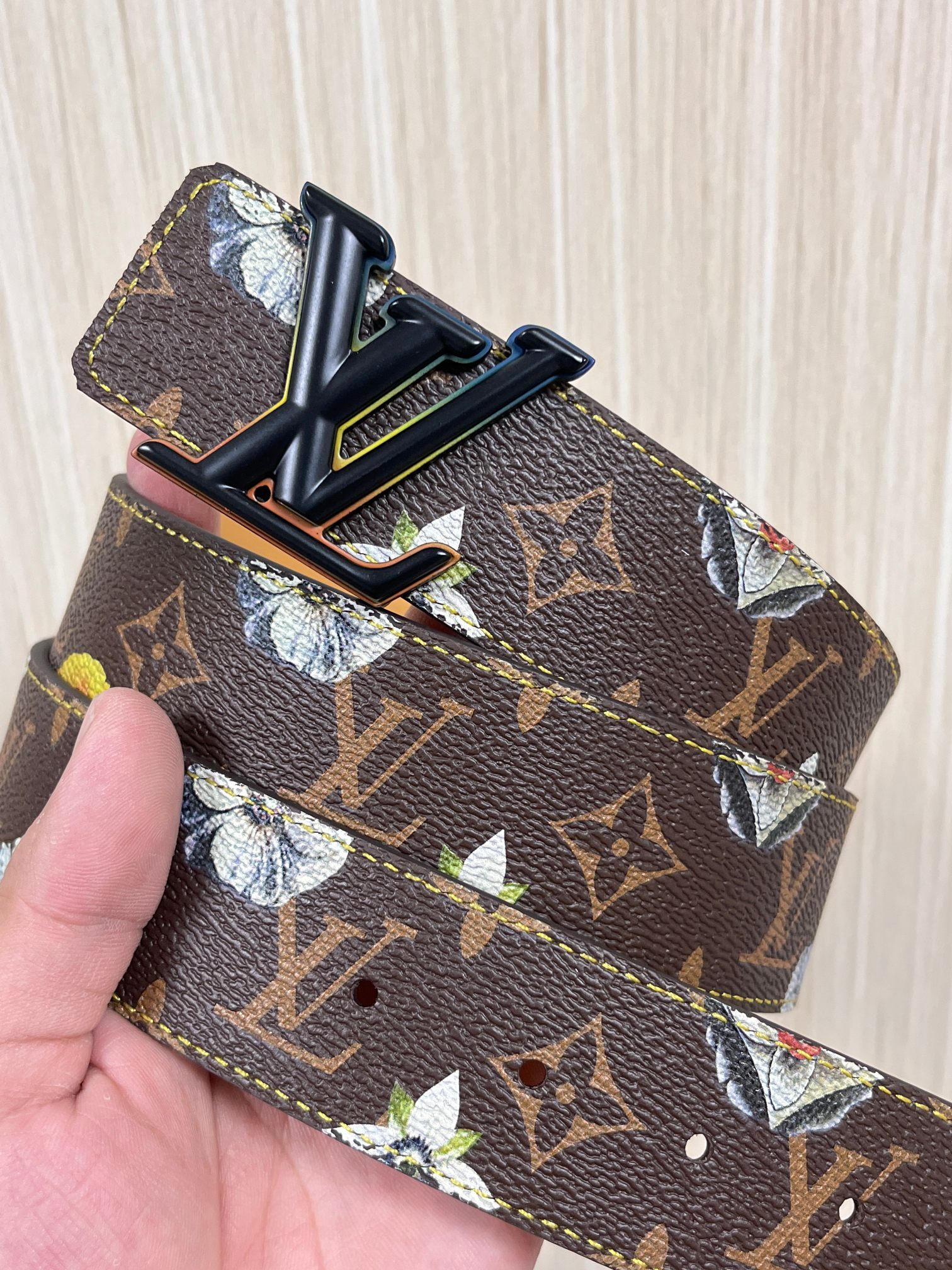 当季新款，LV Initiales Monogram Flower系列40毫米可翻转腰带重新诠释了经典的