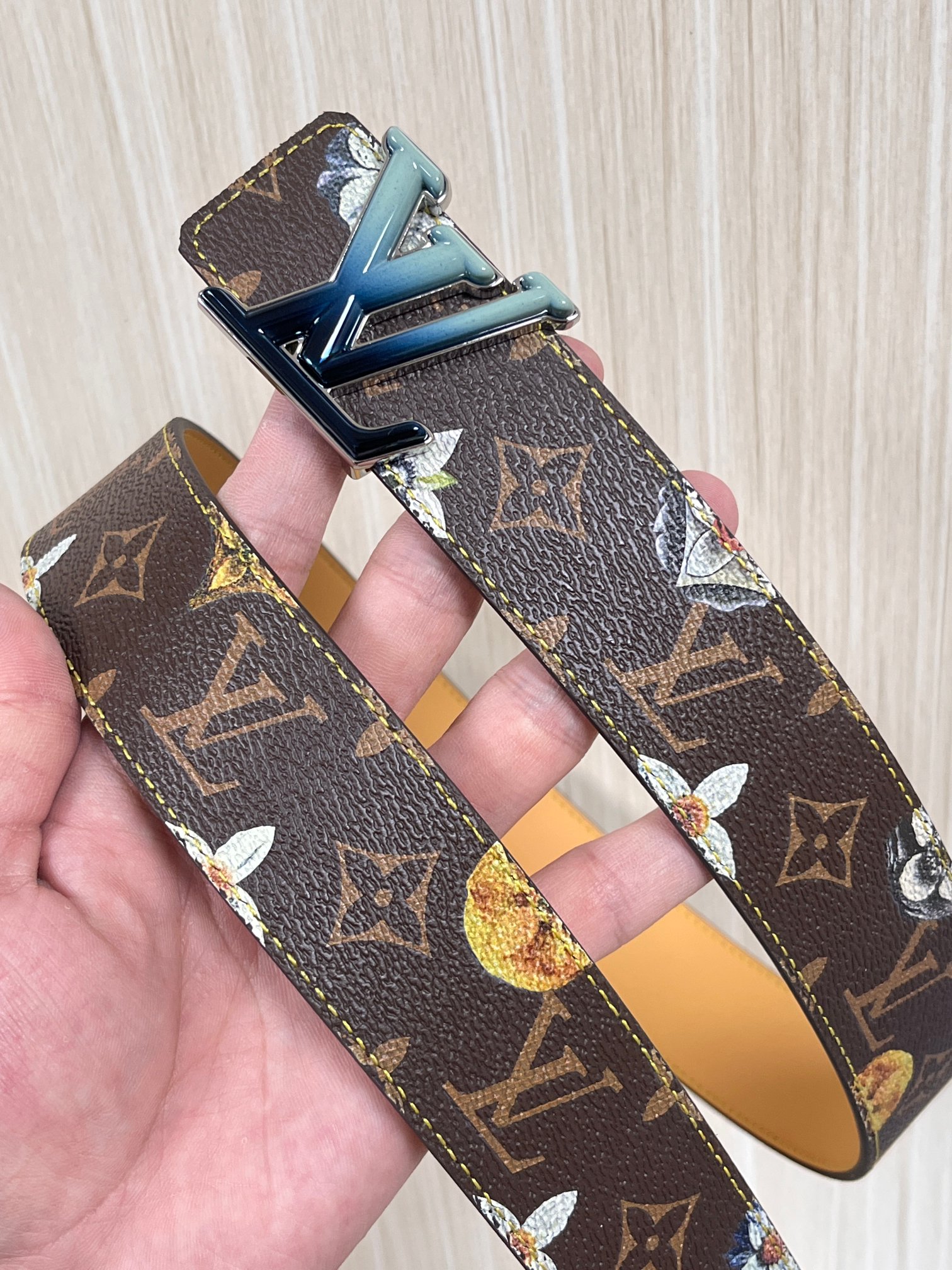 当季新款，LV Initiales Monogram Flower系列40毫米可翻转腰带重新诠释了经典的