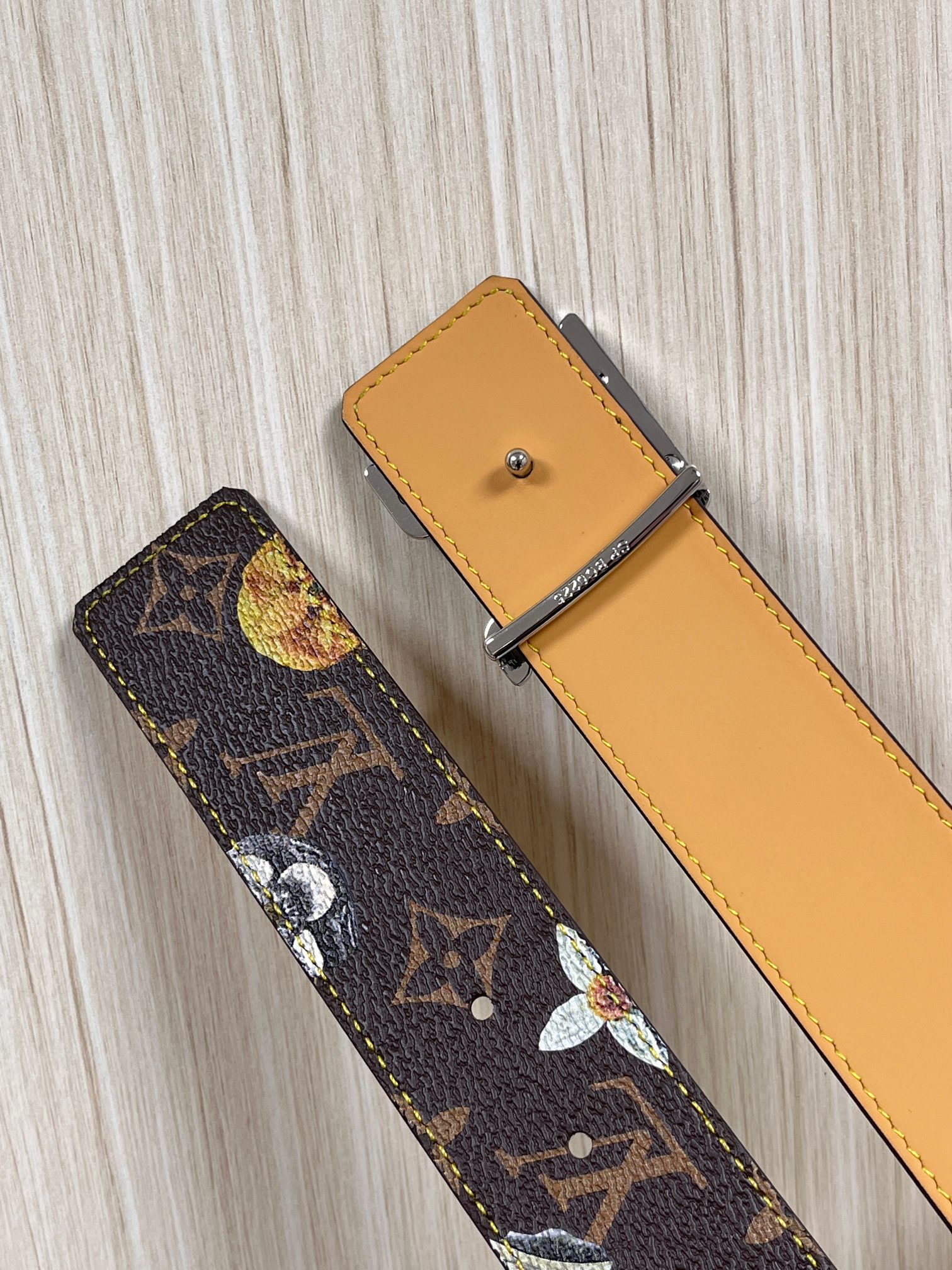 当季新款，LV Initiales Monogram Flower系列40毫米可翻转腰带重新诠释了经典的