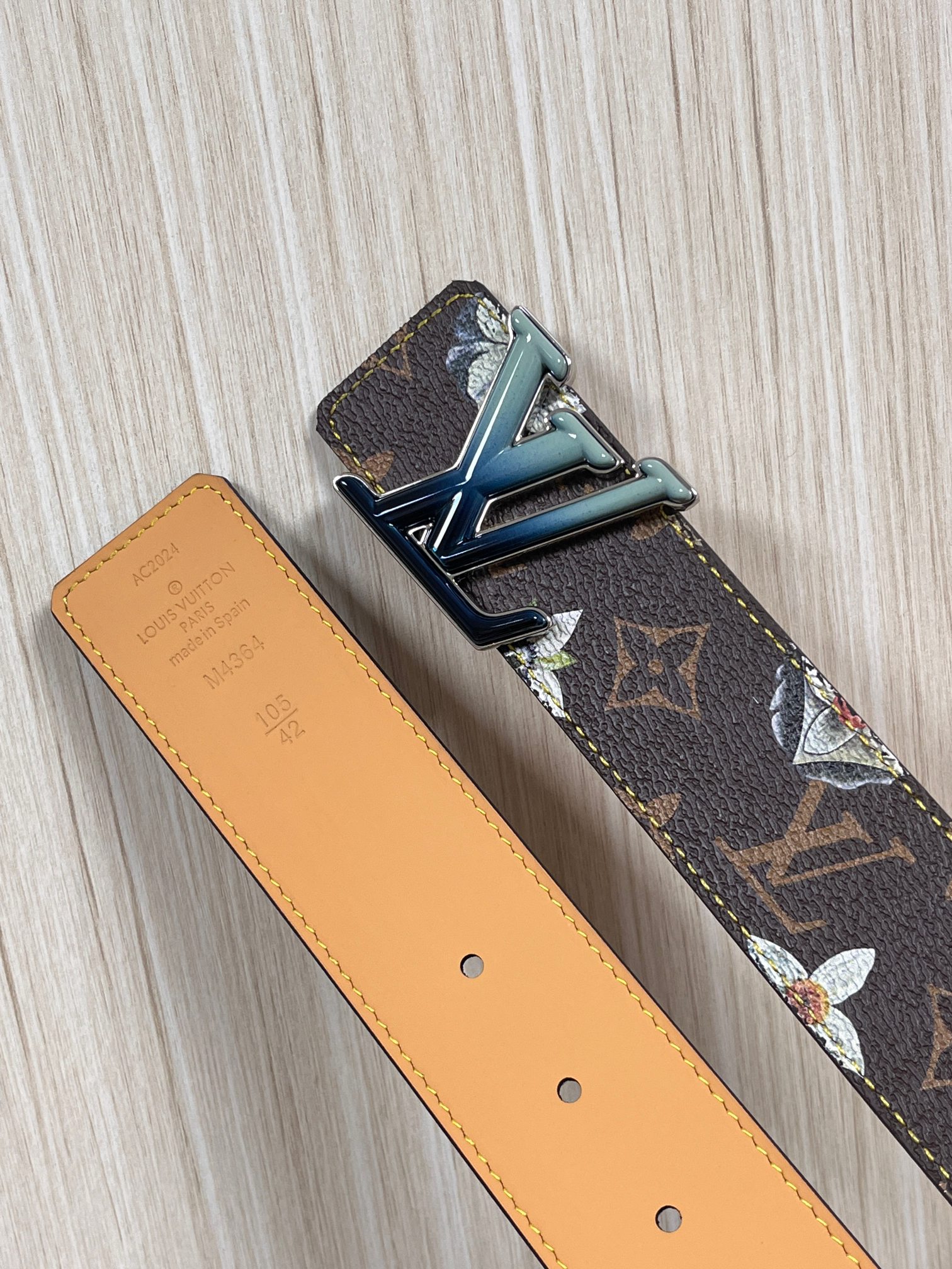 当季新款，LV Initiales Monogram Flower系列40毫米可翻转腰带重新诠释了经典的