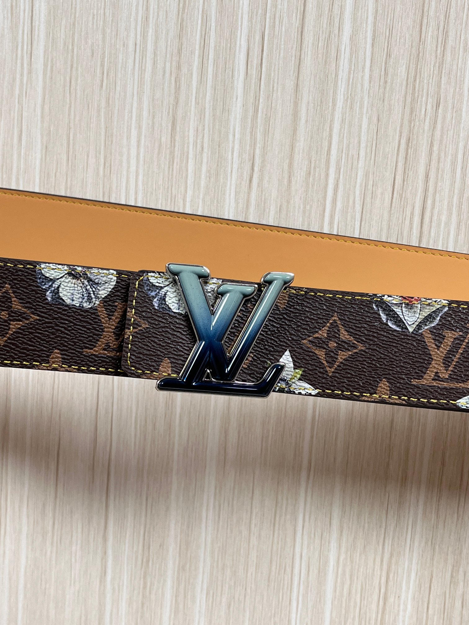 当季新款，LV Initiales Monogram Flower系列40毫米可翻转腰带重新诠释了经典的