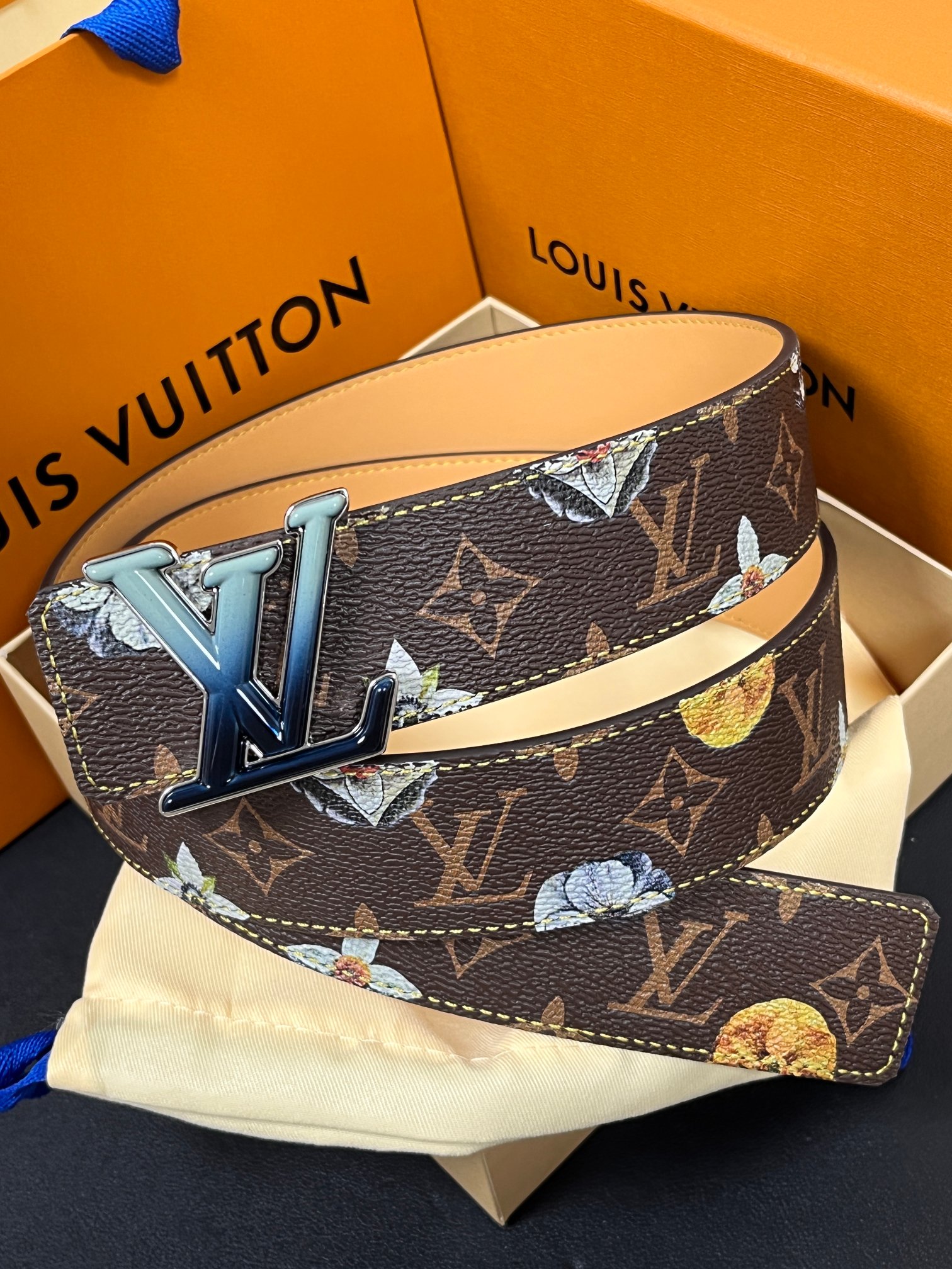 当季新款，LV Initiales Monogram Flower系列40毫米可翻转腰带重新诠释了经典的