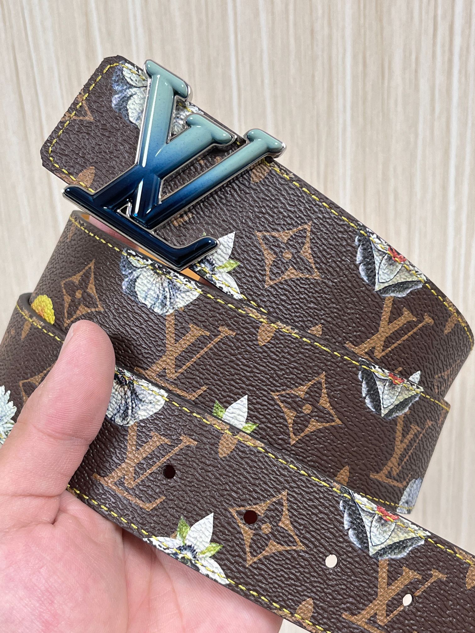 当季新款，LV Initiales Monogram Flower系列40毫米可翻转腰带重新诠释了经典的