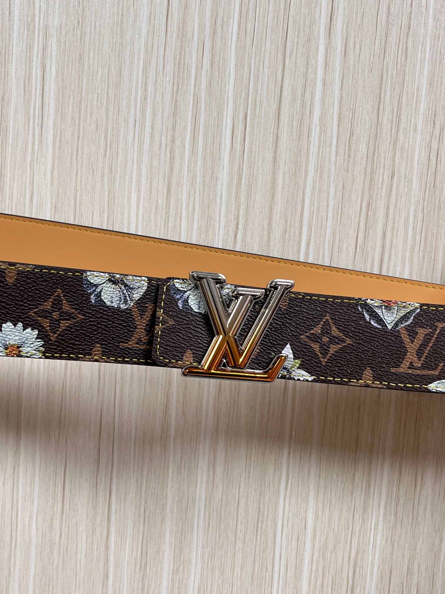 当季新款，LV Initiales Monogram Flower系列40毫米可翻转腰带重新诠释了经典的
