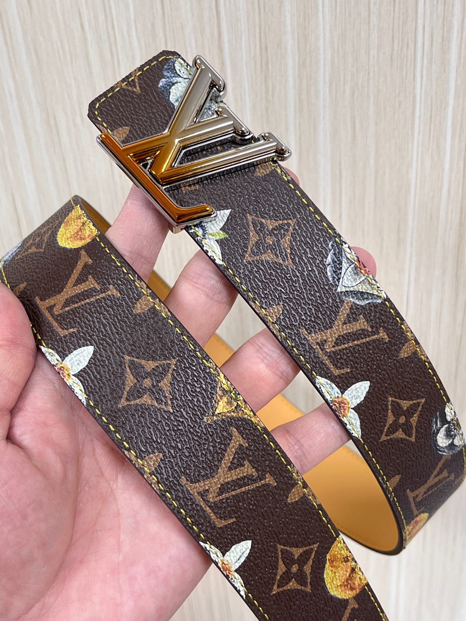 当季新款，LV Initiales Monogram Flower系列40毫米可翻转腰带重新诠释了经典的