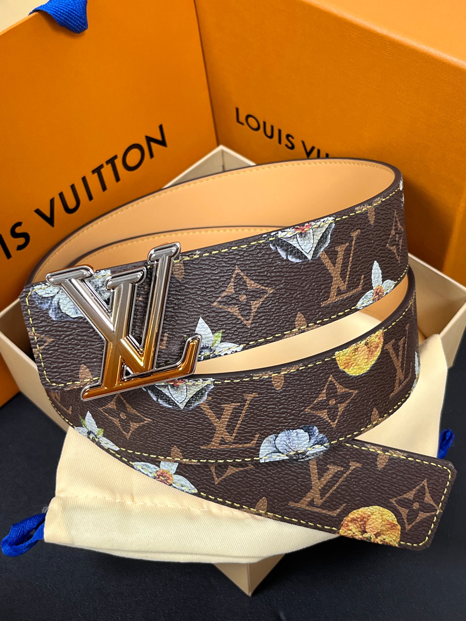 当季新款，LV Initiales Monogram Flower系列40毫米可翻转腰带重新诠释了经典的