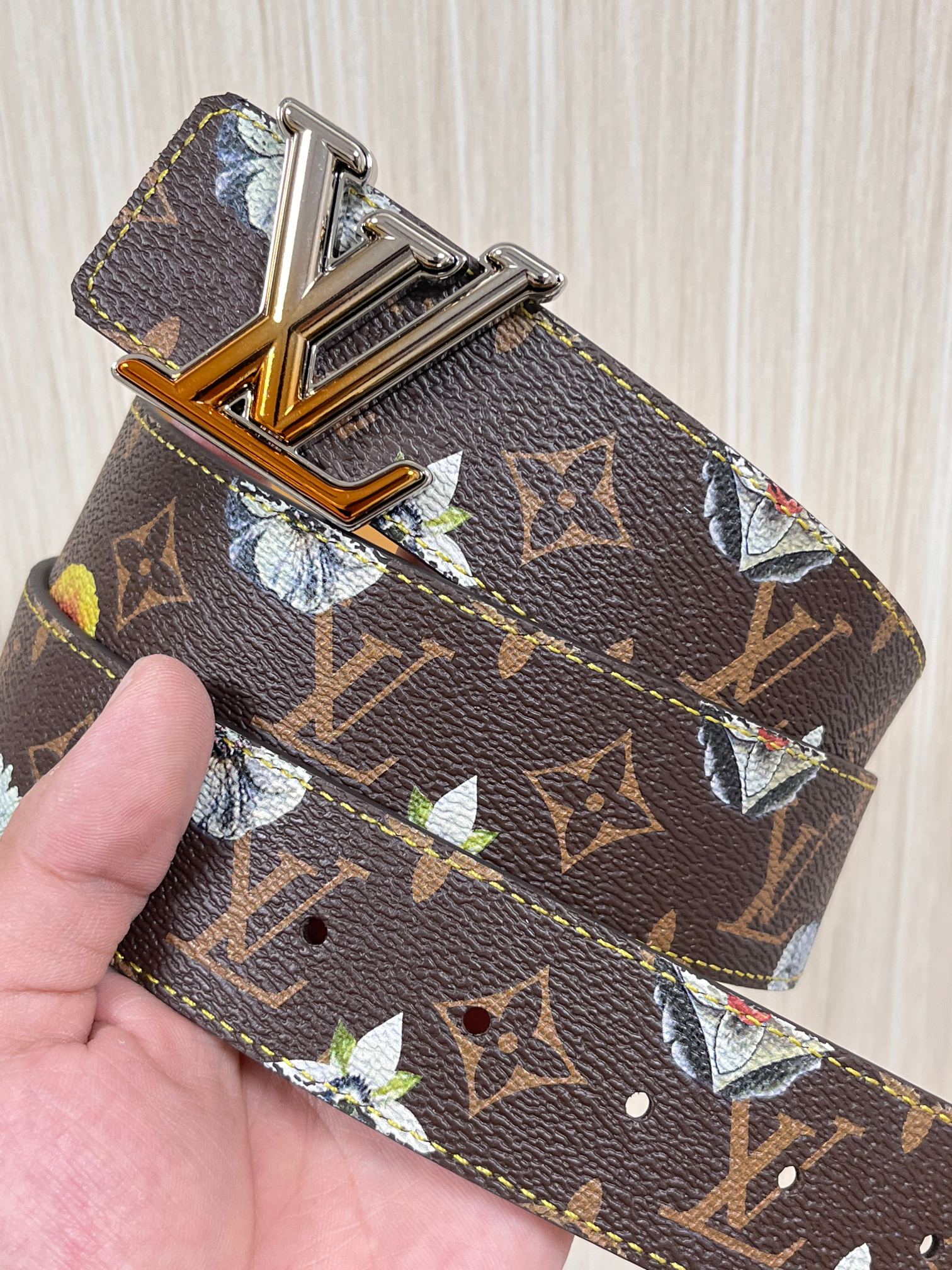 当季新款，LV Initiales Monogram Flower系列40毫米可翻转腰带重新诠释了经典的
