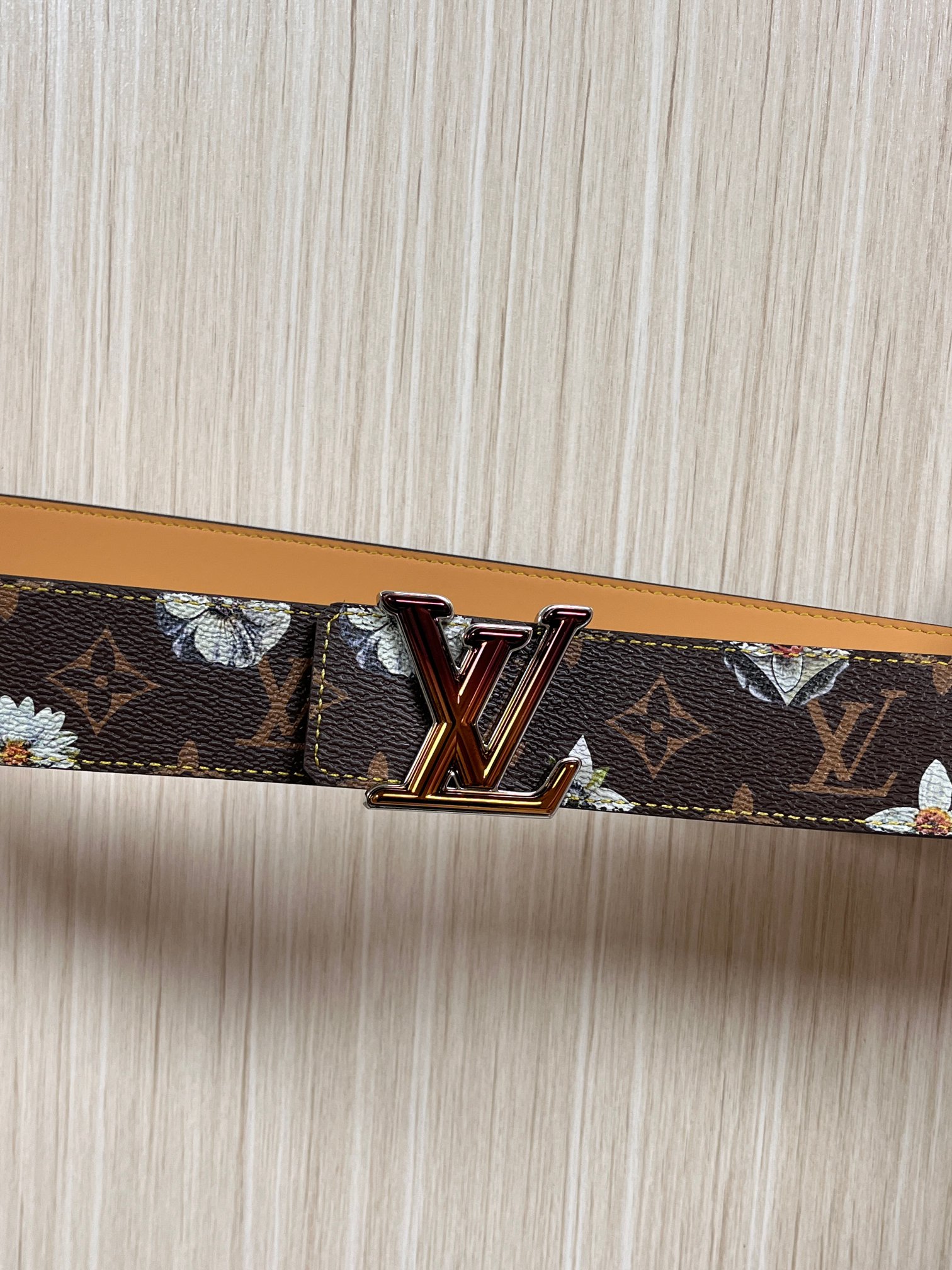 当季新款，LV Initiales Monogram Flower系列40毫米可翻转腰带重新诠释了经典的