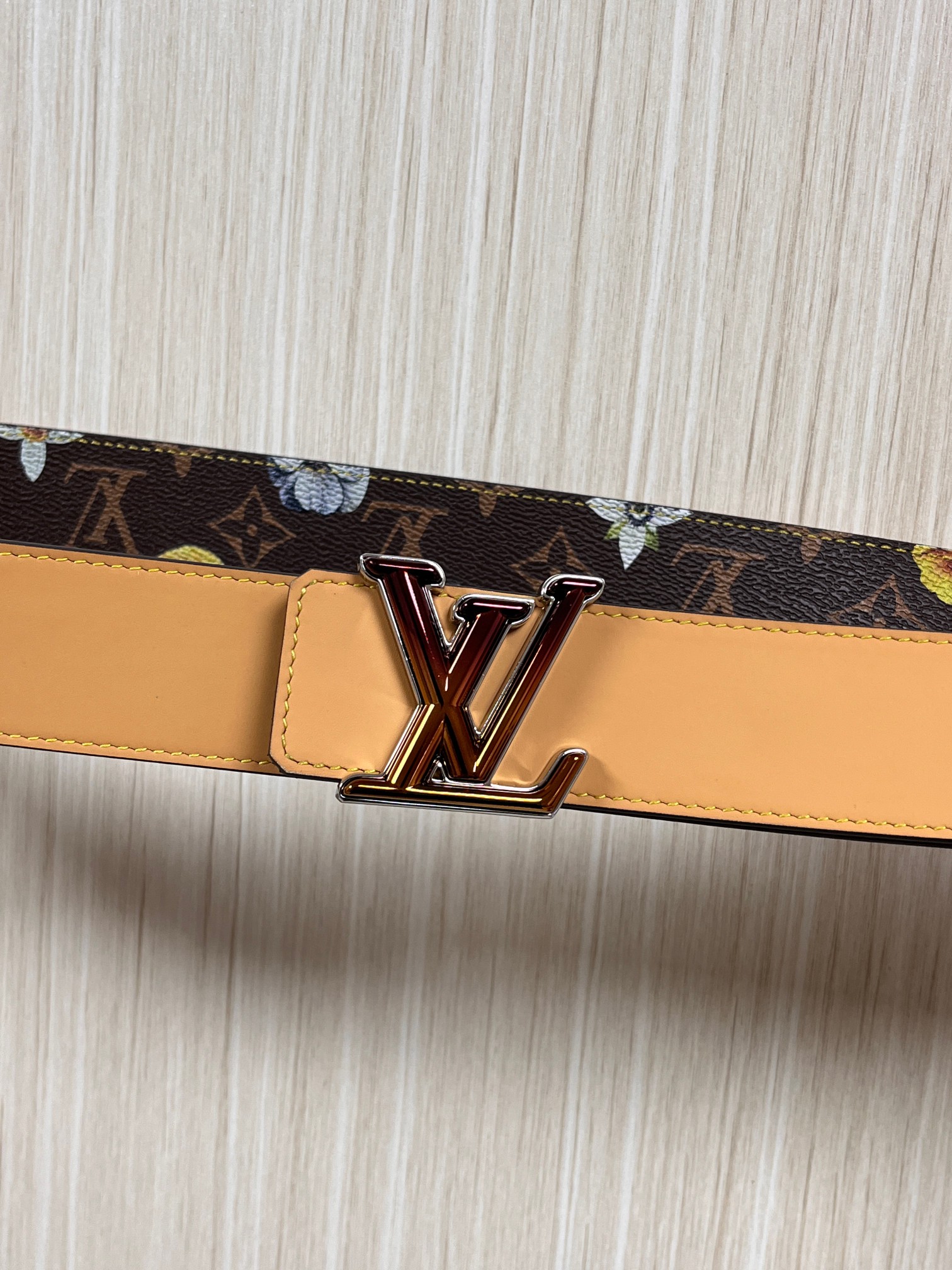 当季新款，LV Initiales Monogram Flower系列40毫米可翻转腰带重新诠释了经典的