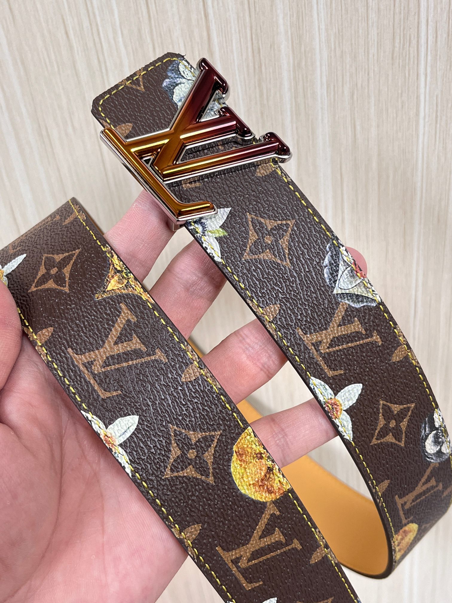 当季新款，LV Initiales Monogram Flower系列40毫米可翻转腰带重新诠释了经典的