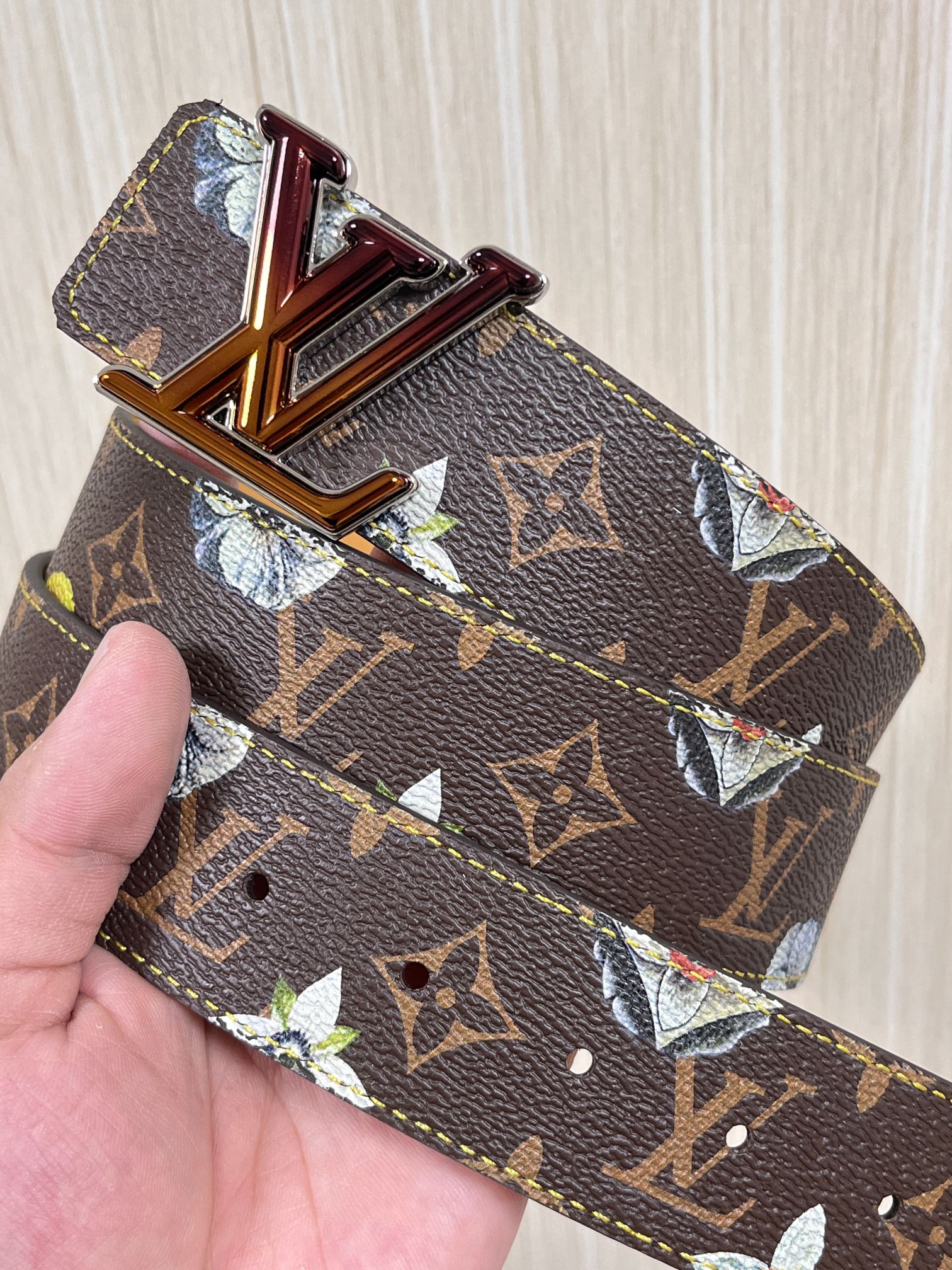 当季新款，LV Initiales Monogram Flower系列40毫米可翻转腰带重新诠释了经典的