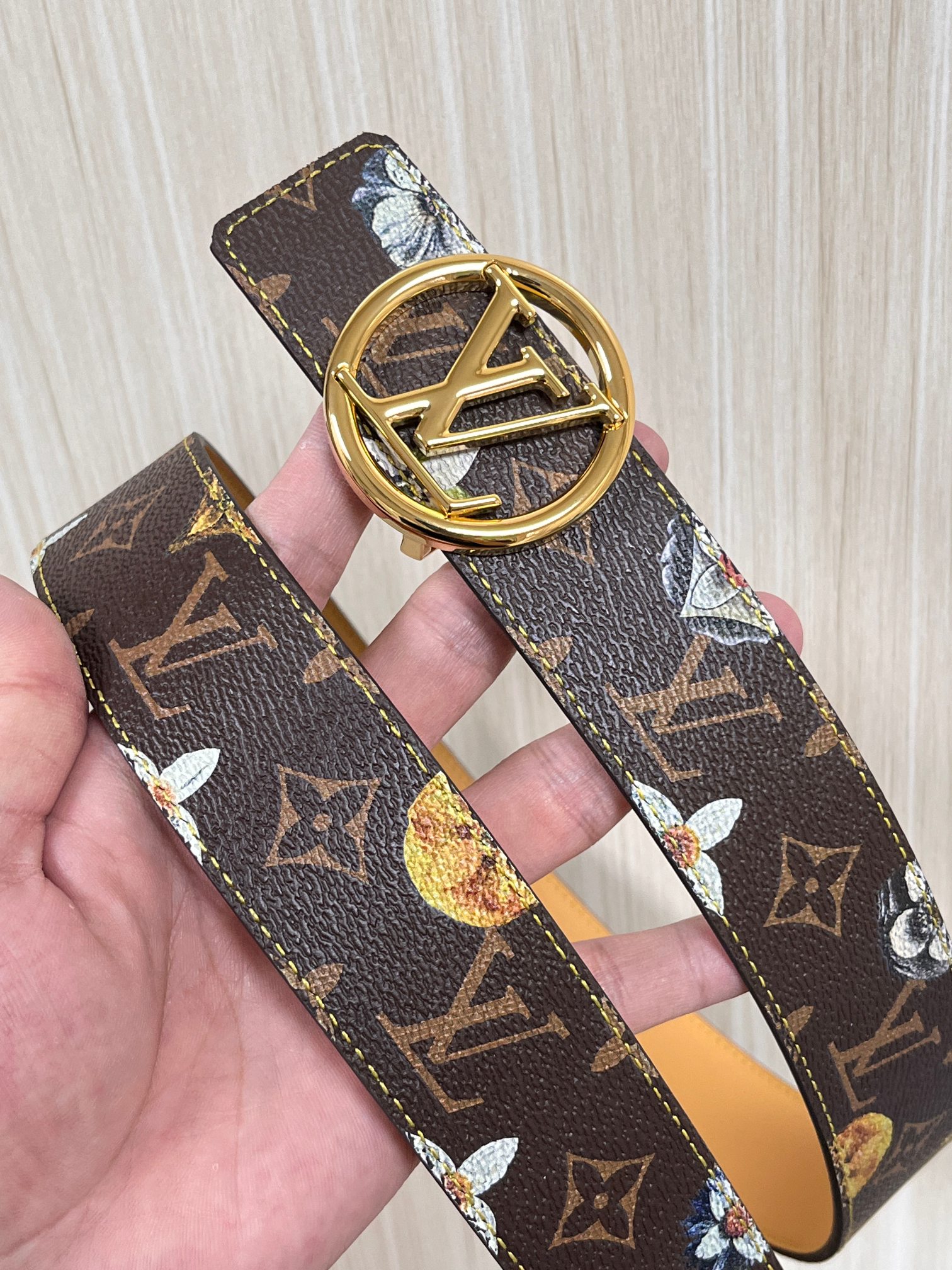 当季新款，LV Initiales Monogram Flower系列40毫米可翻转腰带重新诠释了经典的