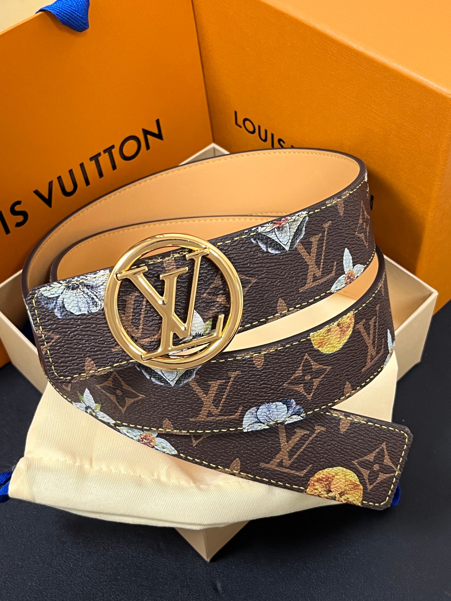 当季新款，LV Initiales Monogram Flower系列40毫米可翻转腰带重新诠释了经典的