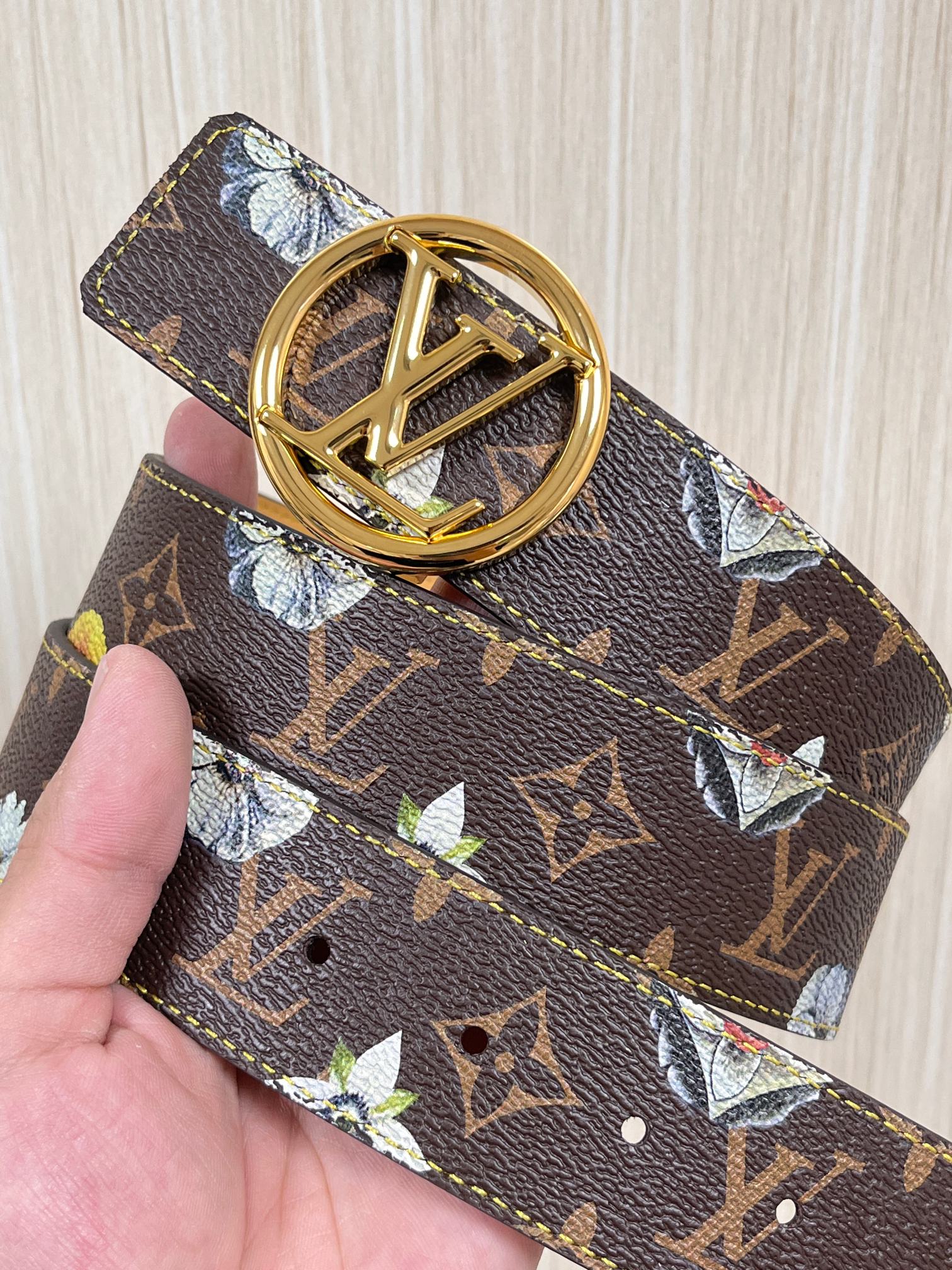 当季新款，LV Initiales Monogram Flower系列40毫米可翻转腰带重新诠释了经典的