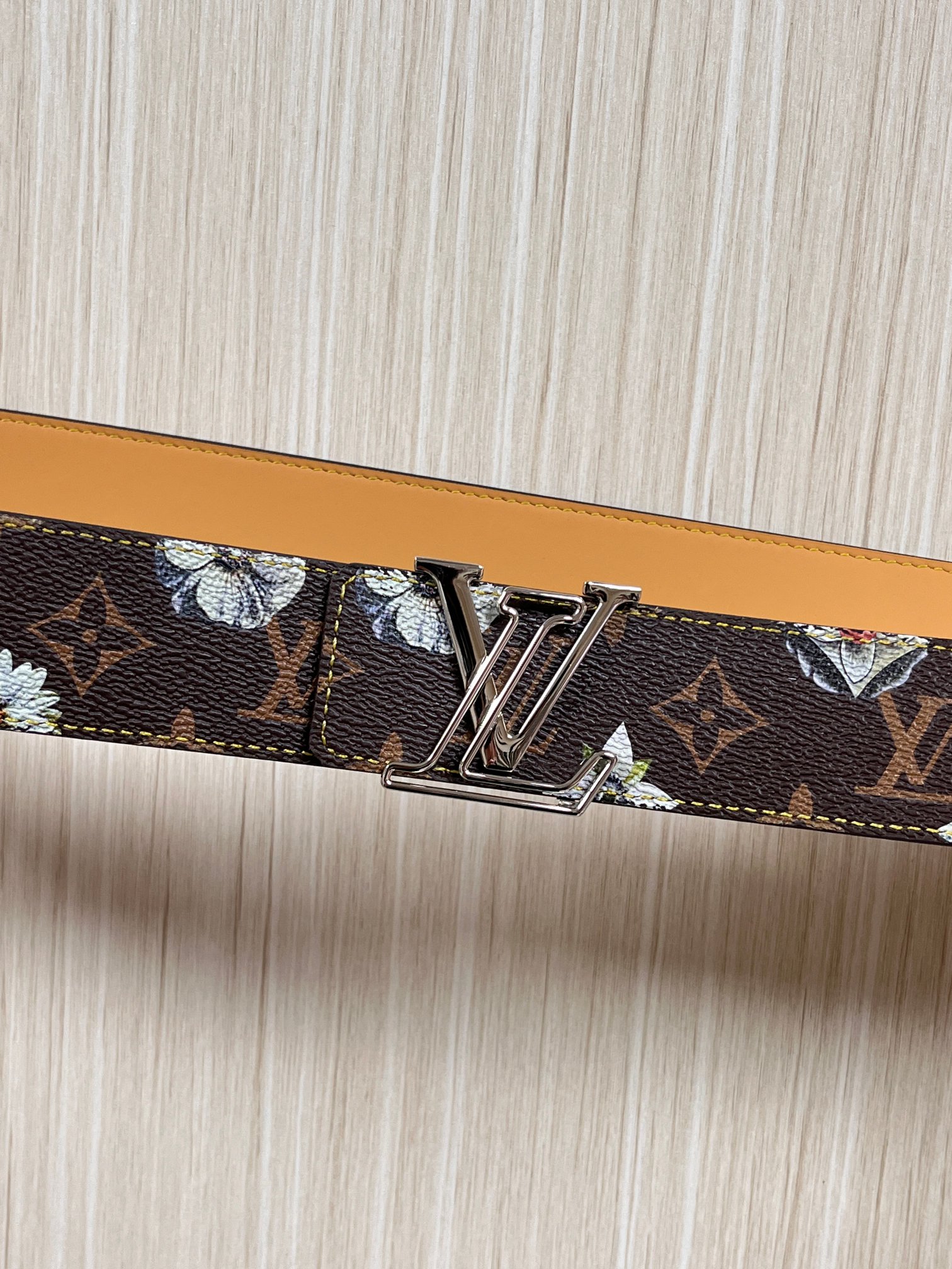 当季新款，LV Initiales Monogram Flower系列40毫米可翻转腰带重新诠释了经典的