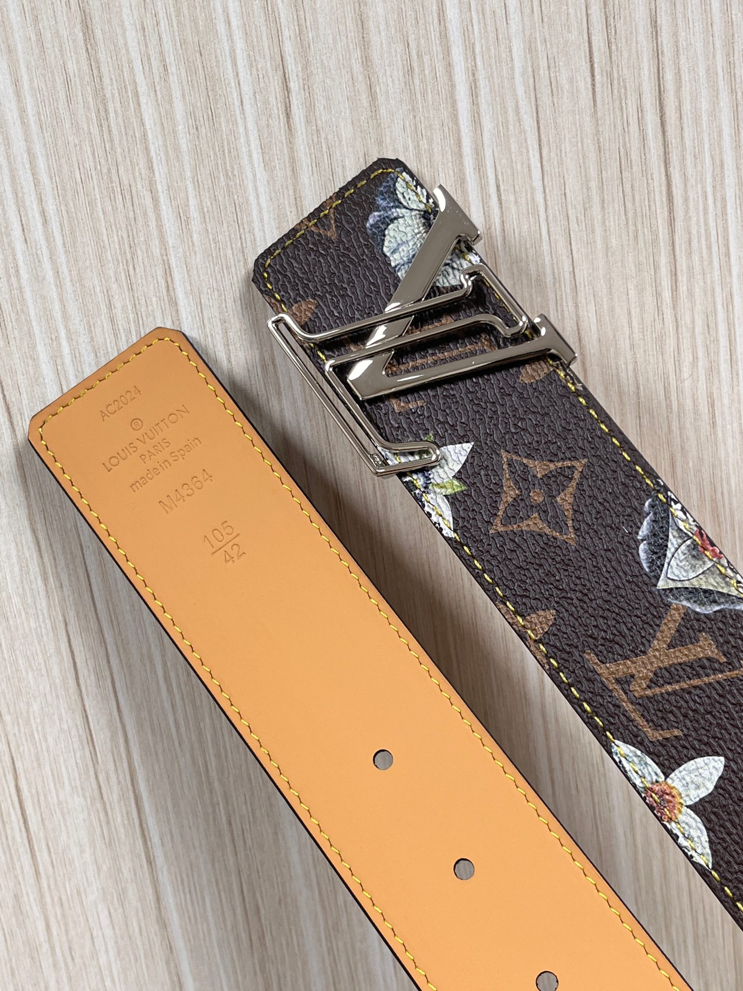 当季新款，LV Initiales Monogram Flower系列40毫米可翻转腰带重新诠释了经典的