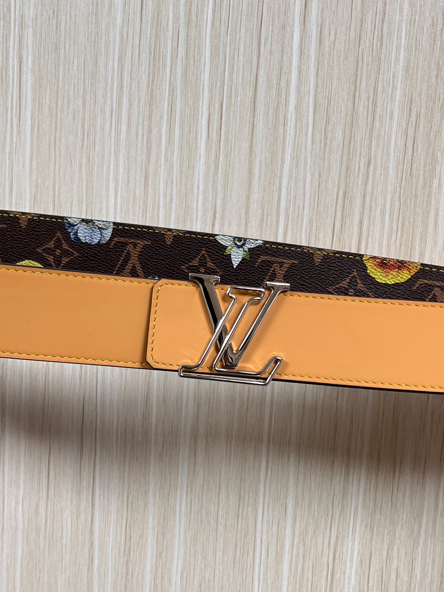 当季新款，LV Initiales Monogram Flower系列40毫米可翻转腰带重新诠释了经典的