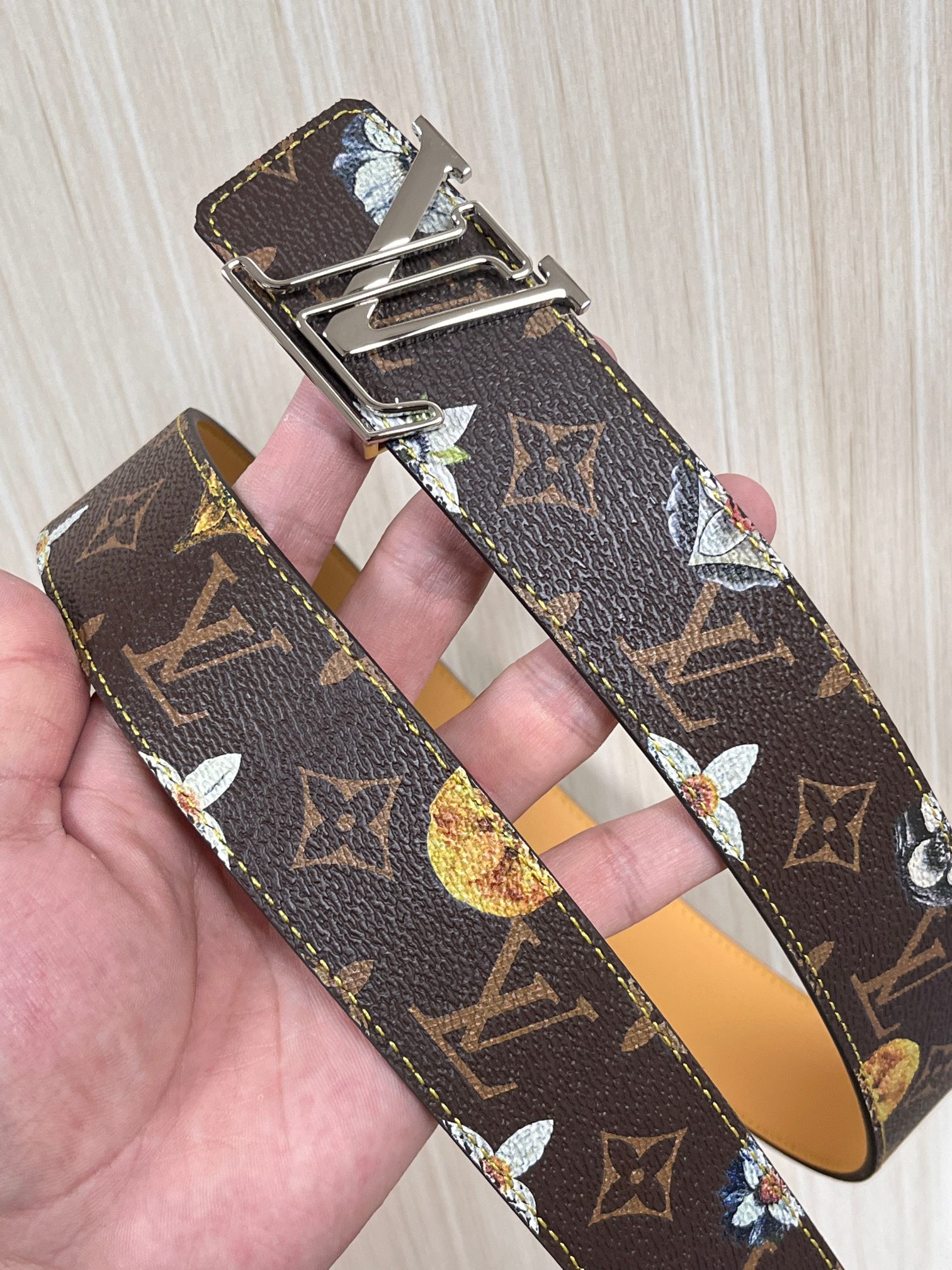 当季新款，LV Initiales Monogram Flower系列40毫米可翻转腰带重新诠释了经典的