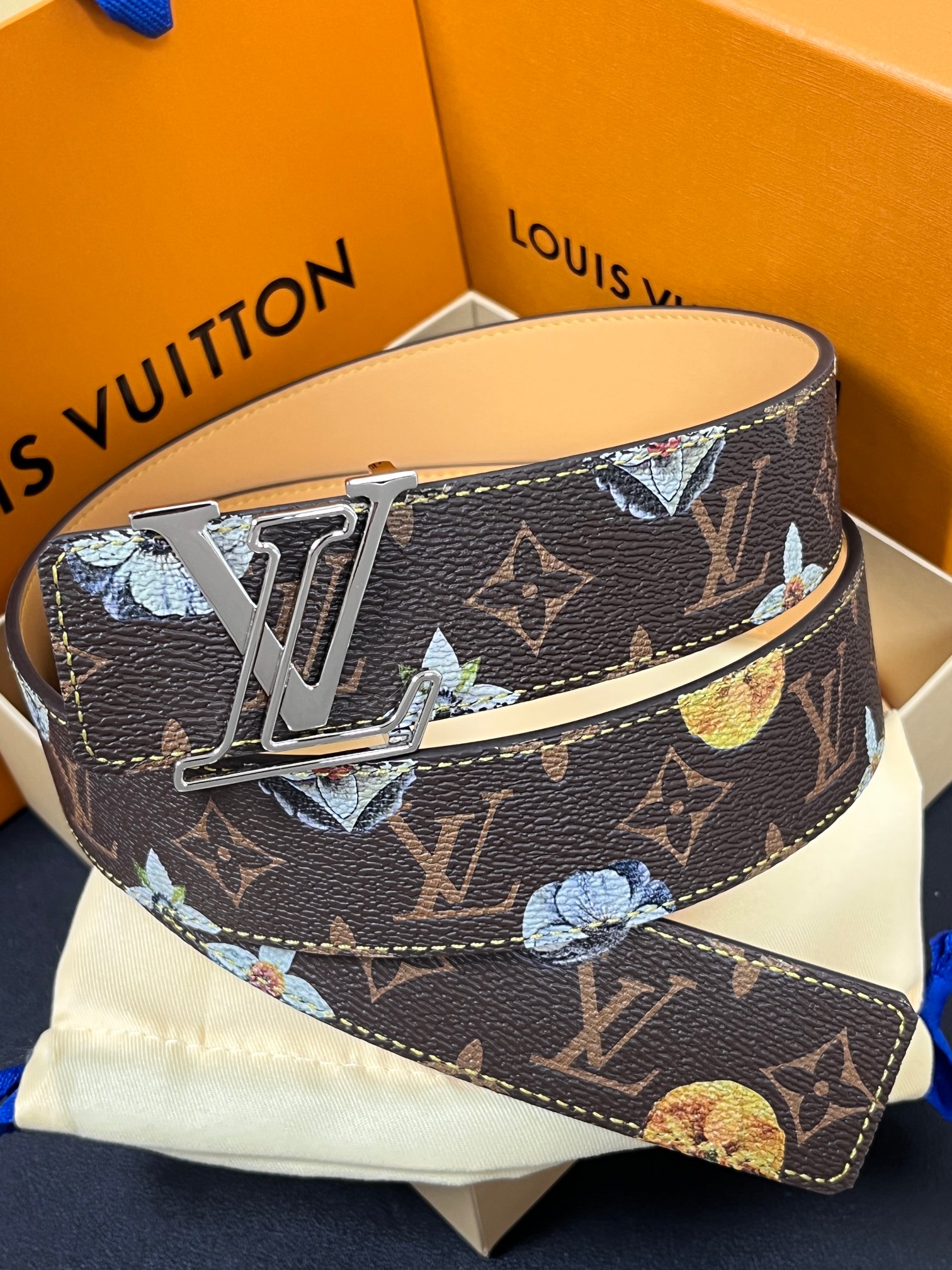 当季新款，LV Initiales Monogram Flower系列40毫米可翻转腰带重新诠释了经典的