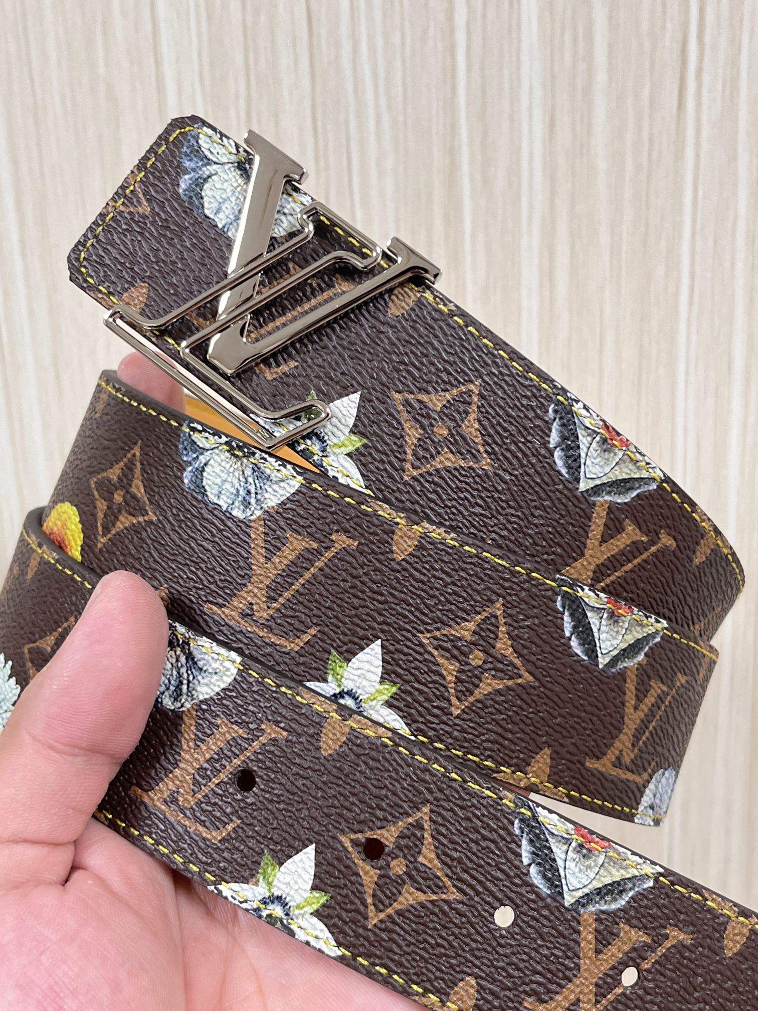 当季新款，LV Initiales Monogram Flower系列40毫米可翻转腰带重新诠释了经典的