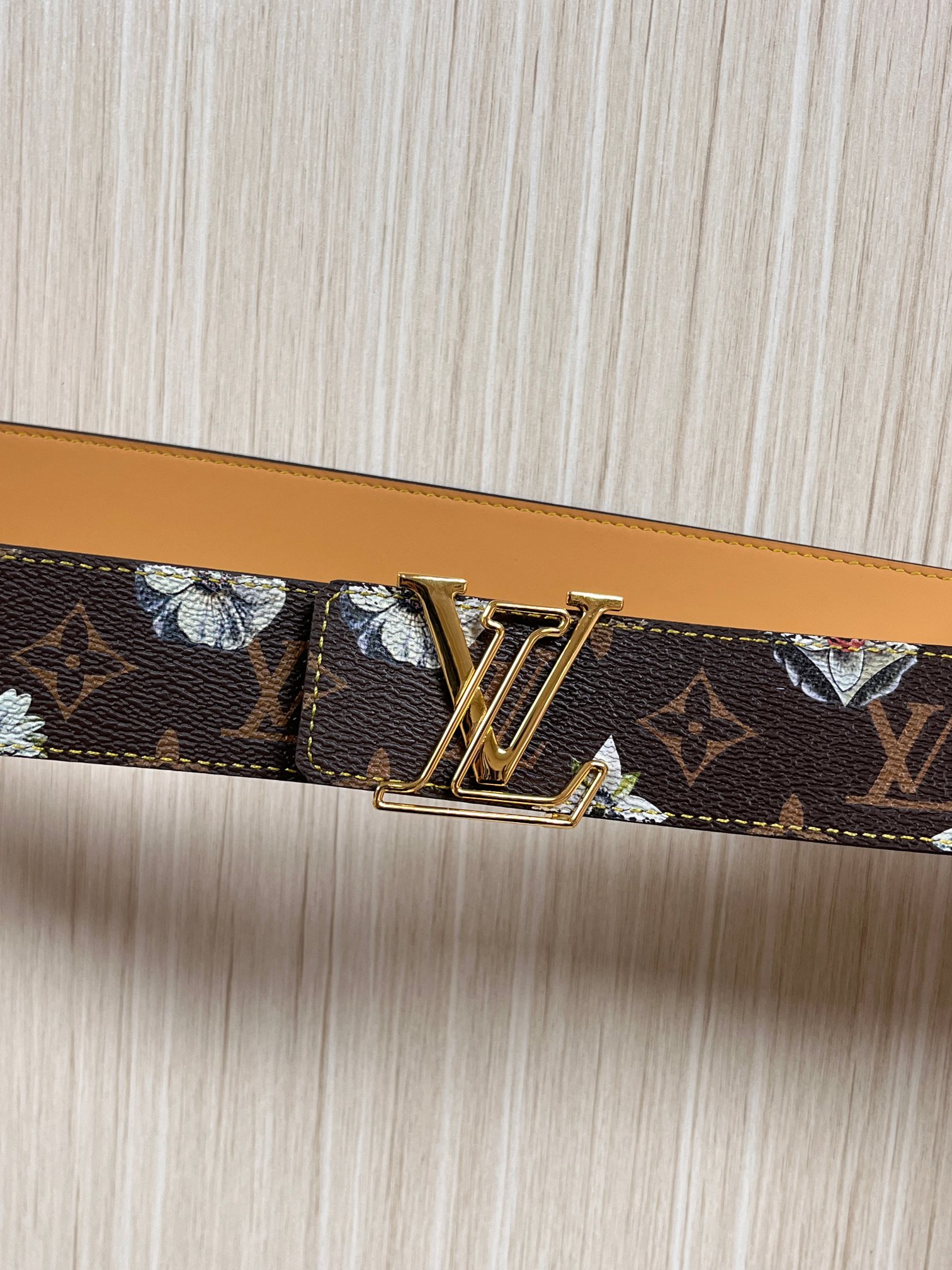 当季新款，LV Initiales Monogram Flower系列40毫米可翻转腰带重新诠释了经典的