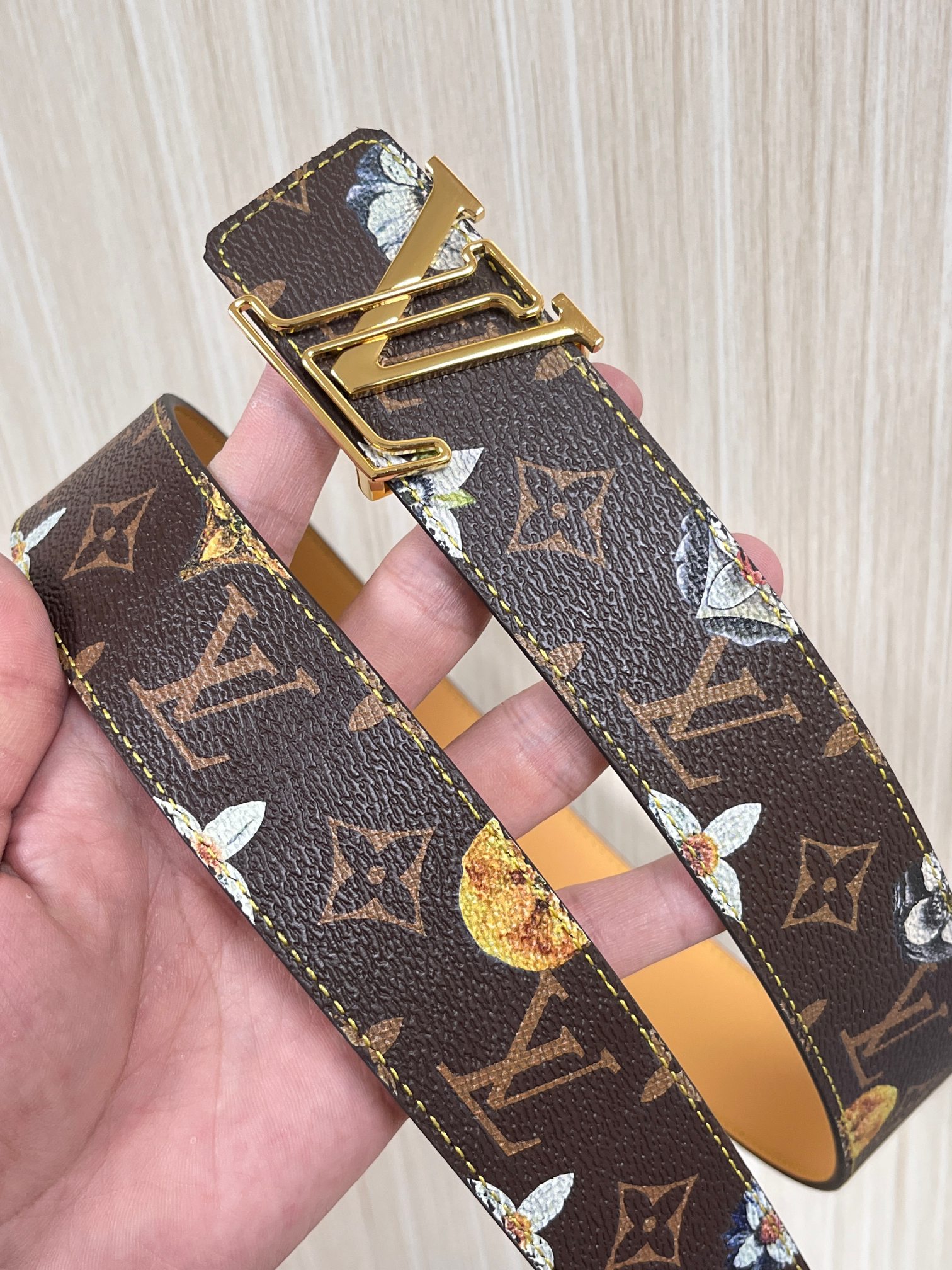 当季新款，LV Initiales Monogram Flower系列40毫米可翻转腰带重新诠释了经典的