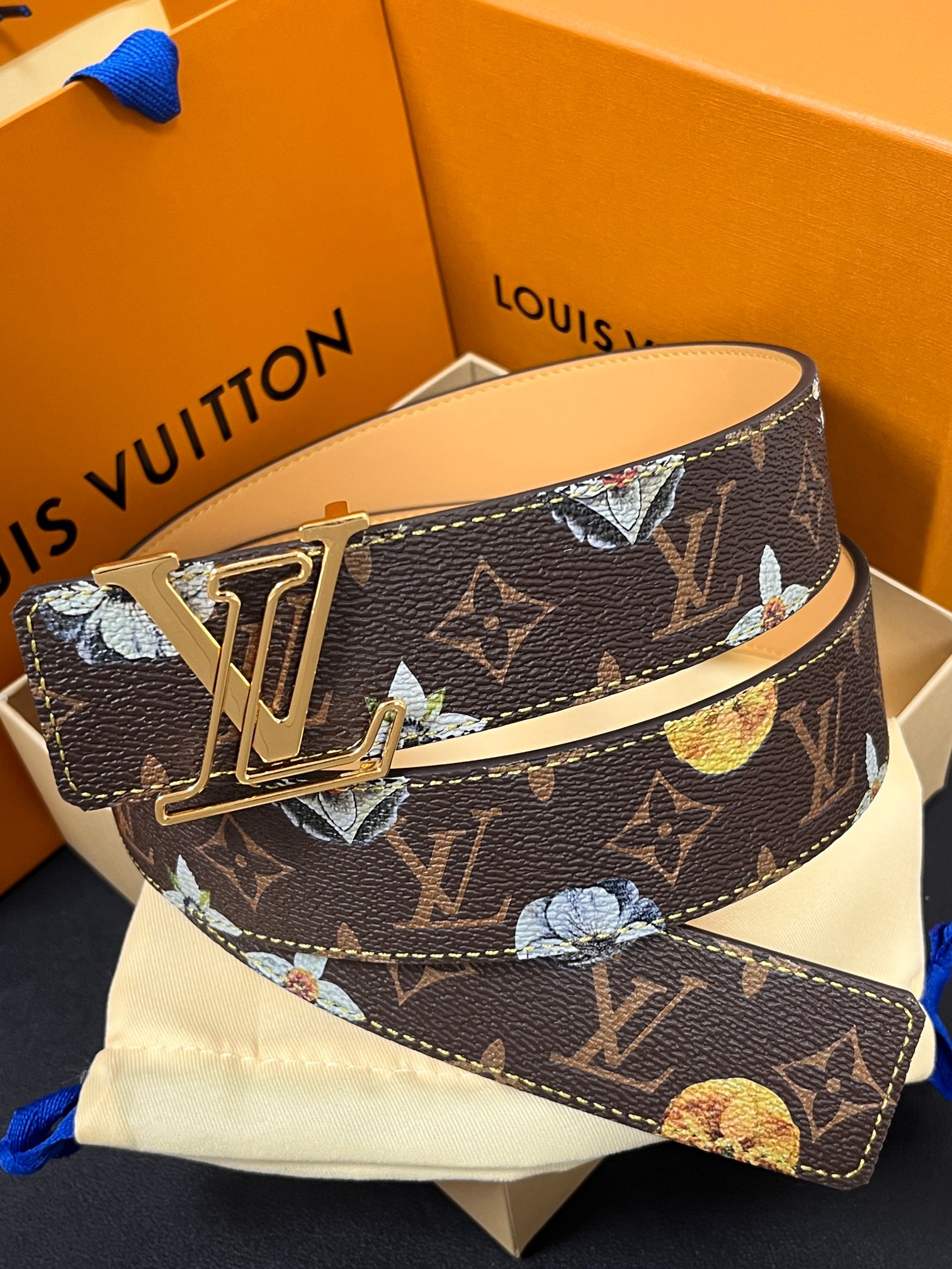 当季新款，LV Initiales Monogram Flower系列40毫米可翻转腰带重新诠释了经典的