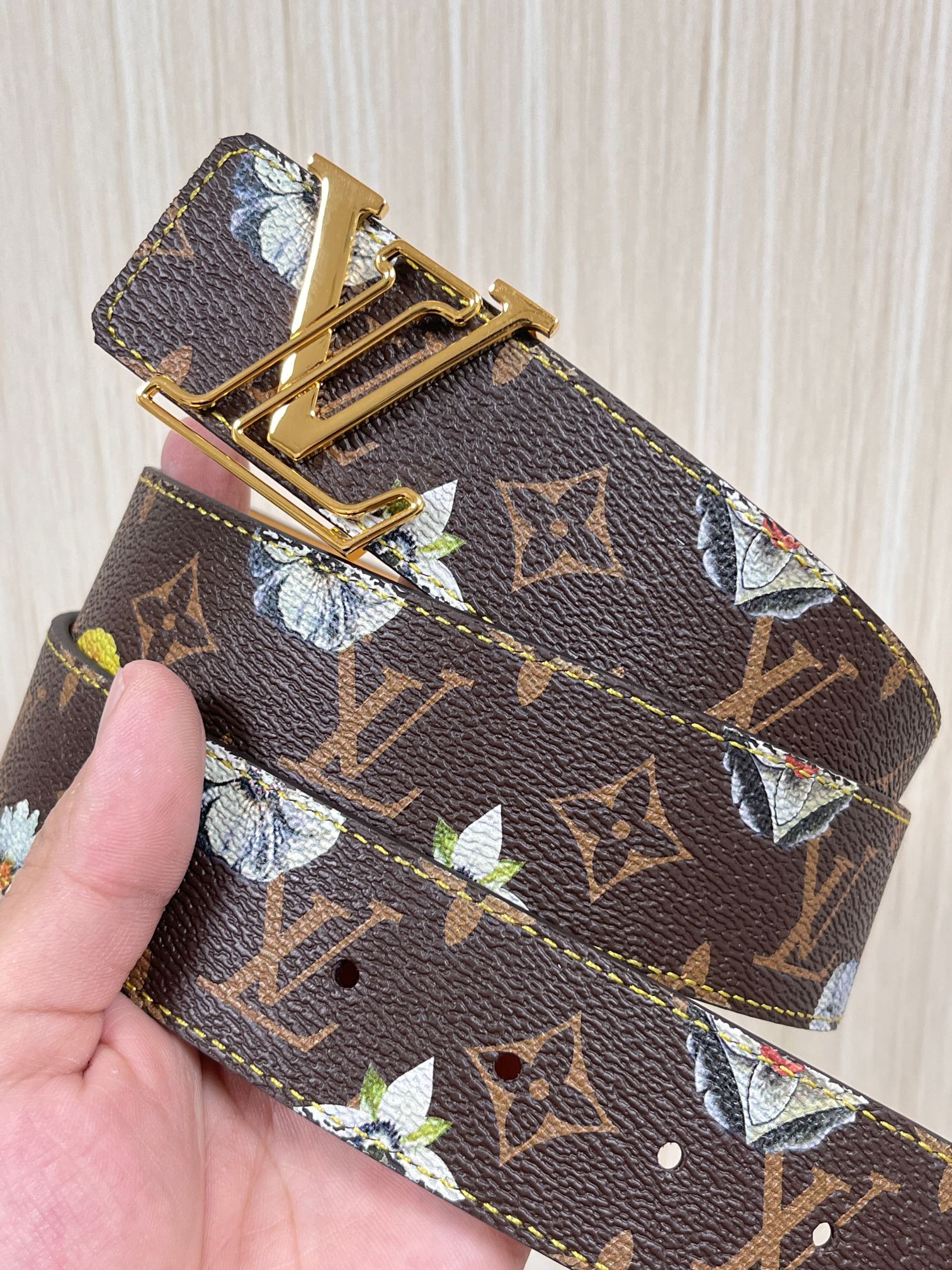 当季新款，LV Initiales Monogram Flower系列40毫米可翻转腰带重新诠释了经典的