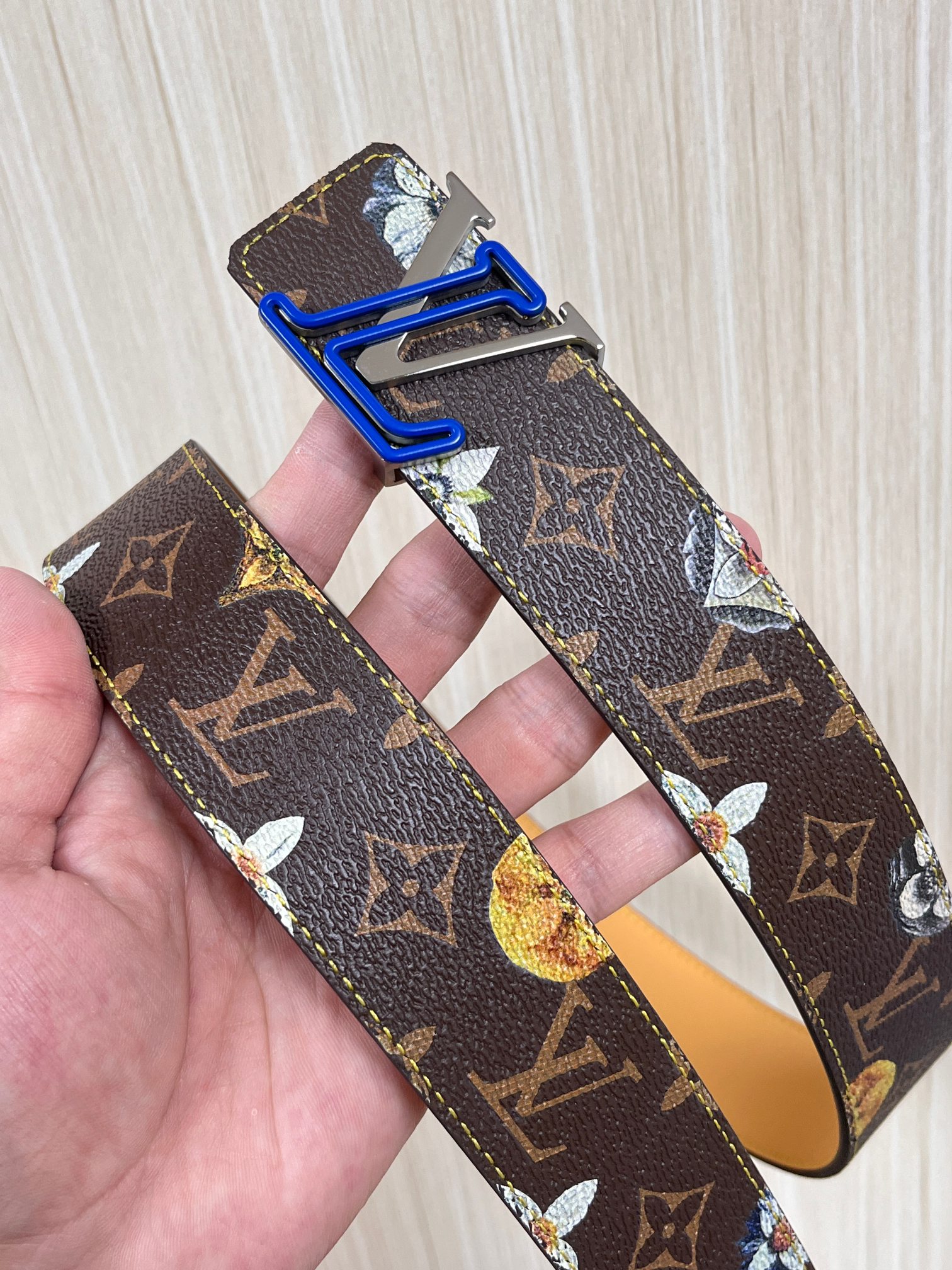 当季新款，LV Initiales Monogram Flower系列40毫米可翻转腰带重新诠释了经典的