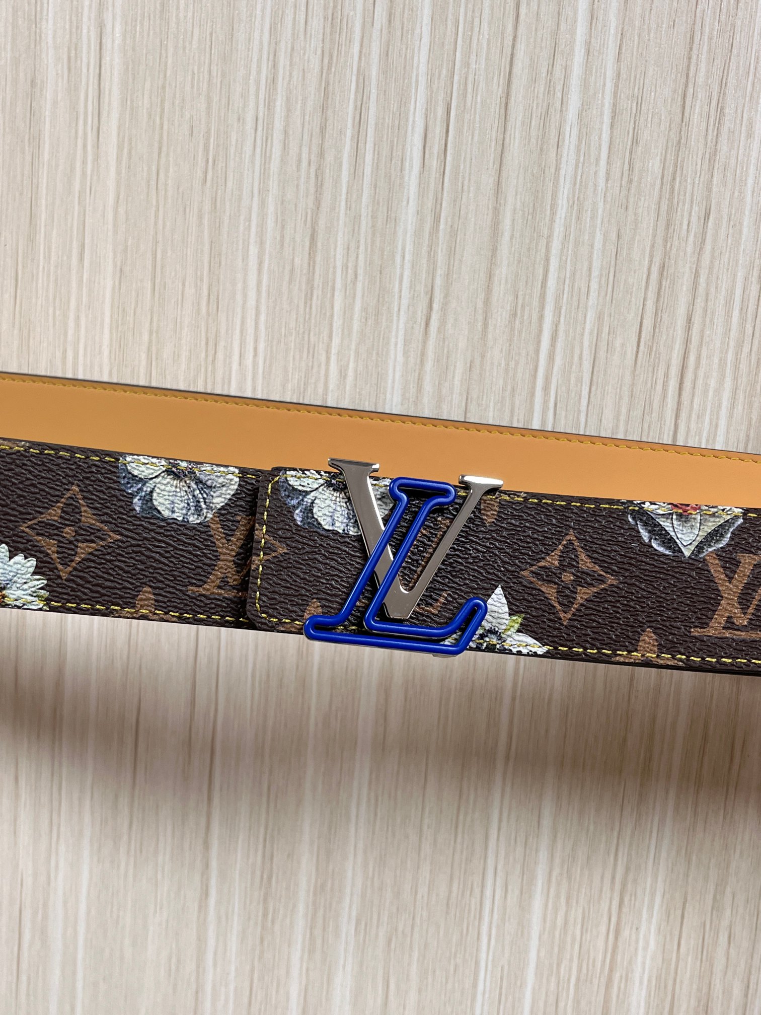 当季新款，LV Initiales Monogram Flower系列40毫米可翻转腰带重新诠释了经典的
