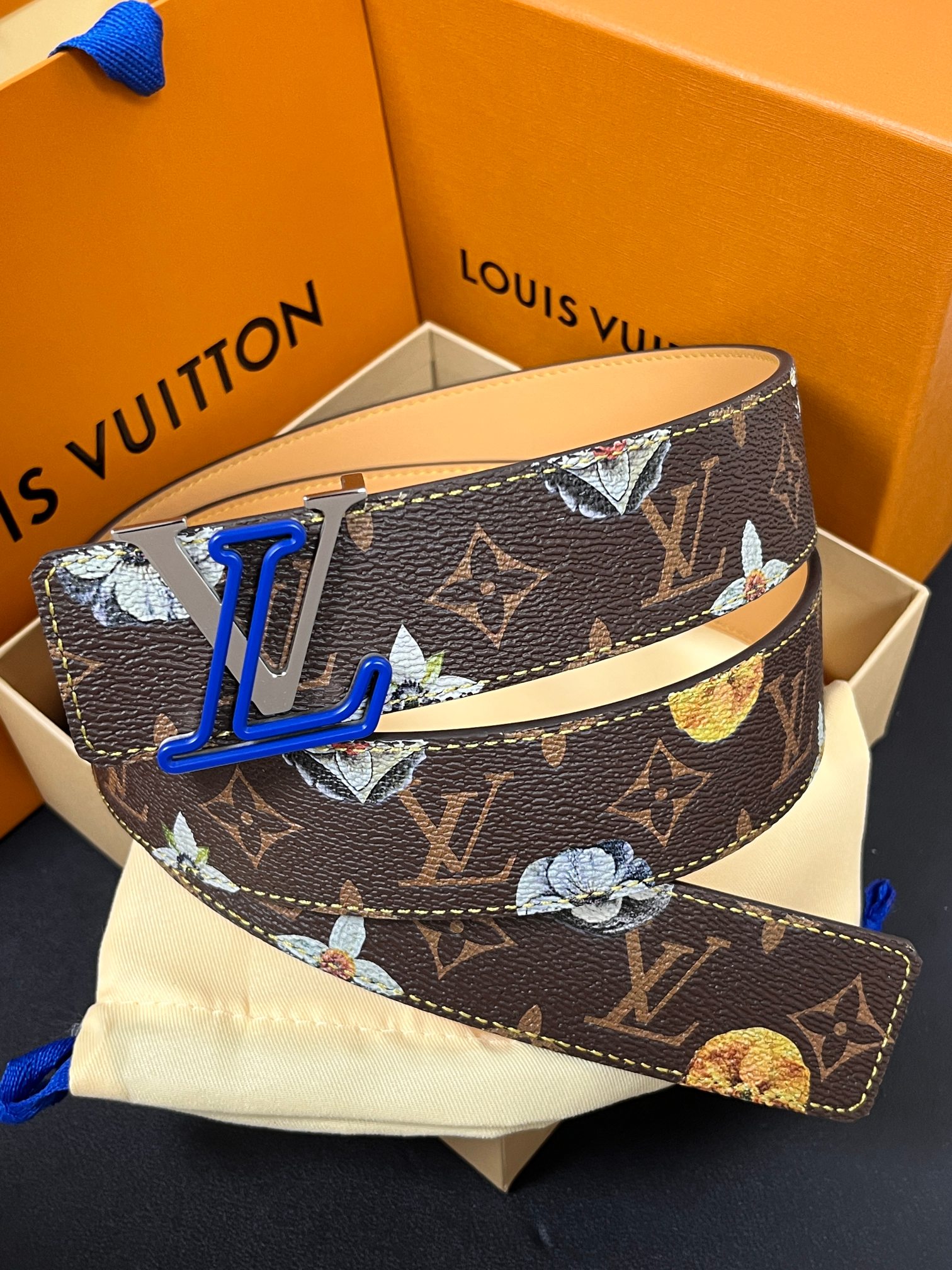当季新款，LV Initiales Monogram Flower系列40毫米可翻转腰带重新诠释了经典的