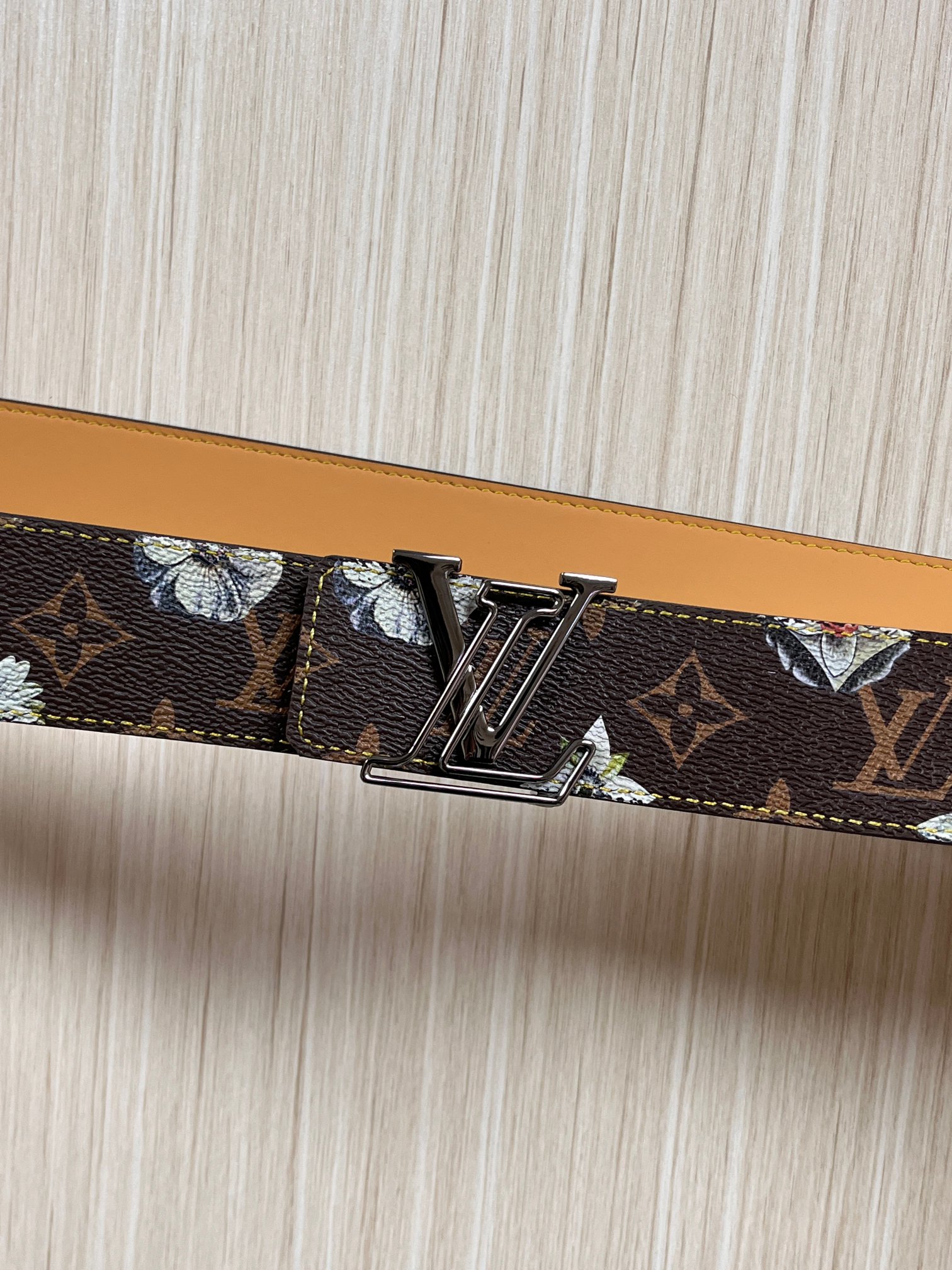 当季新款，LV Initiales Monogram Flower系列40毫米可翻转腰带重新诠释了经典的