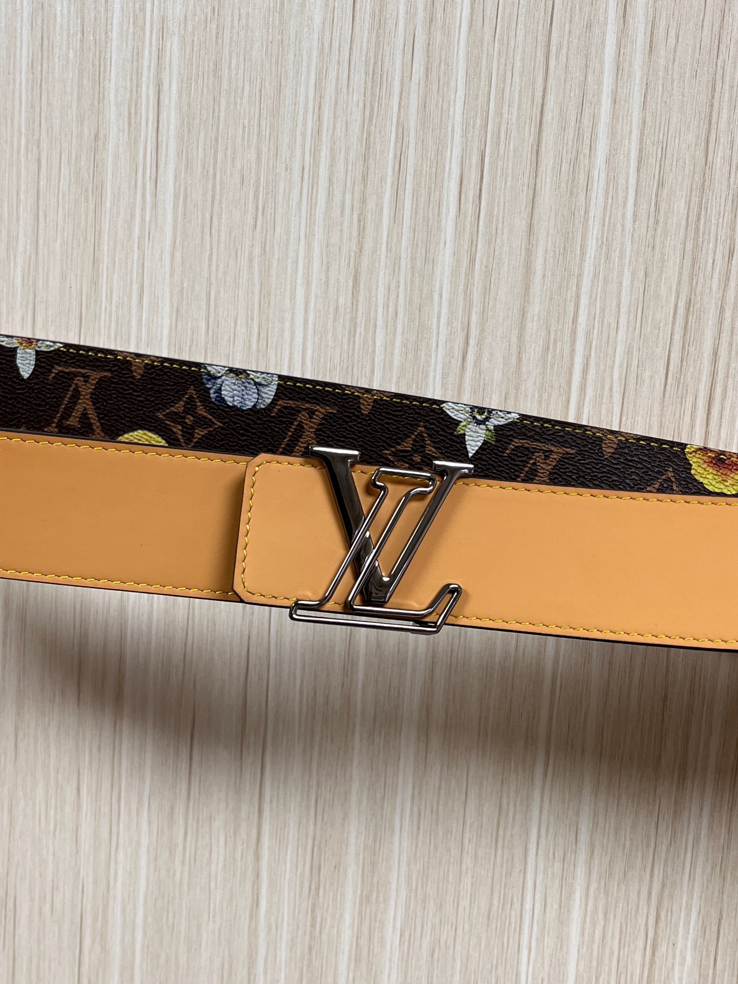 当季新款，LV Initiales Monogram Flower系列40毫米可翻转腰带重新诠释了经典的