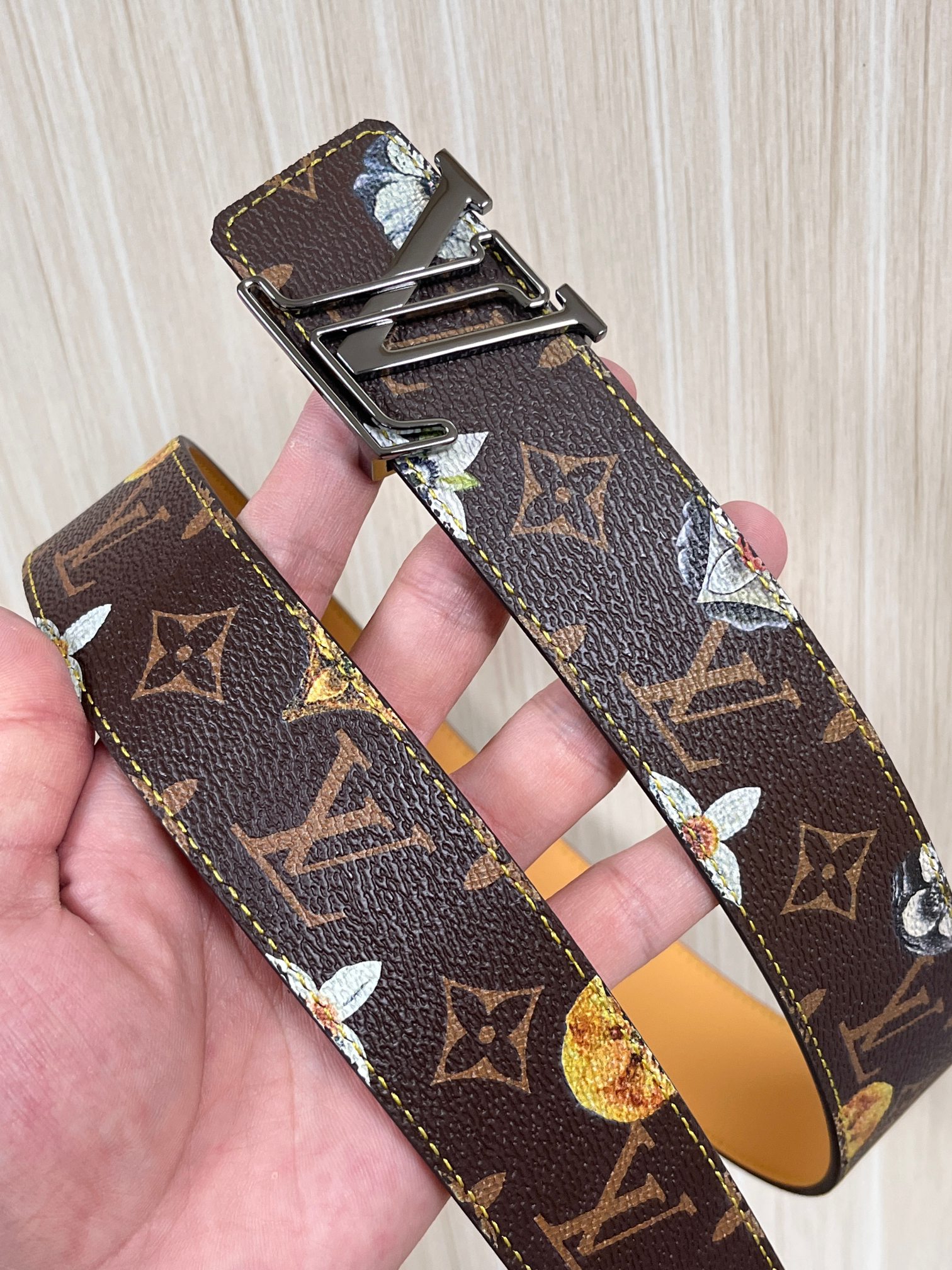 当季新款，LV Initiales Monogram Flower系列40毫米可翻转腰带重新诠释了经典的