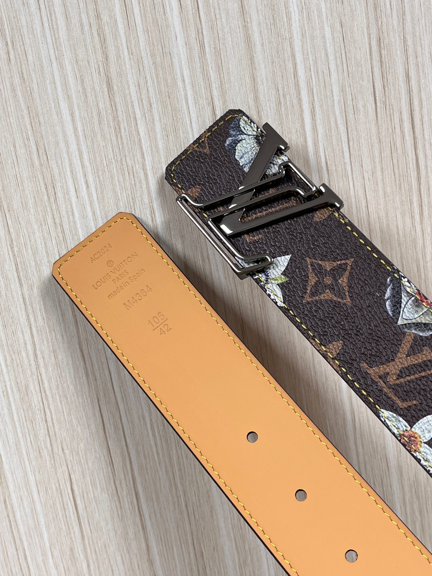 当季新款，LV Initiales Monogram Flower系列40毫米可翻转腰带重新诠释了经典的